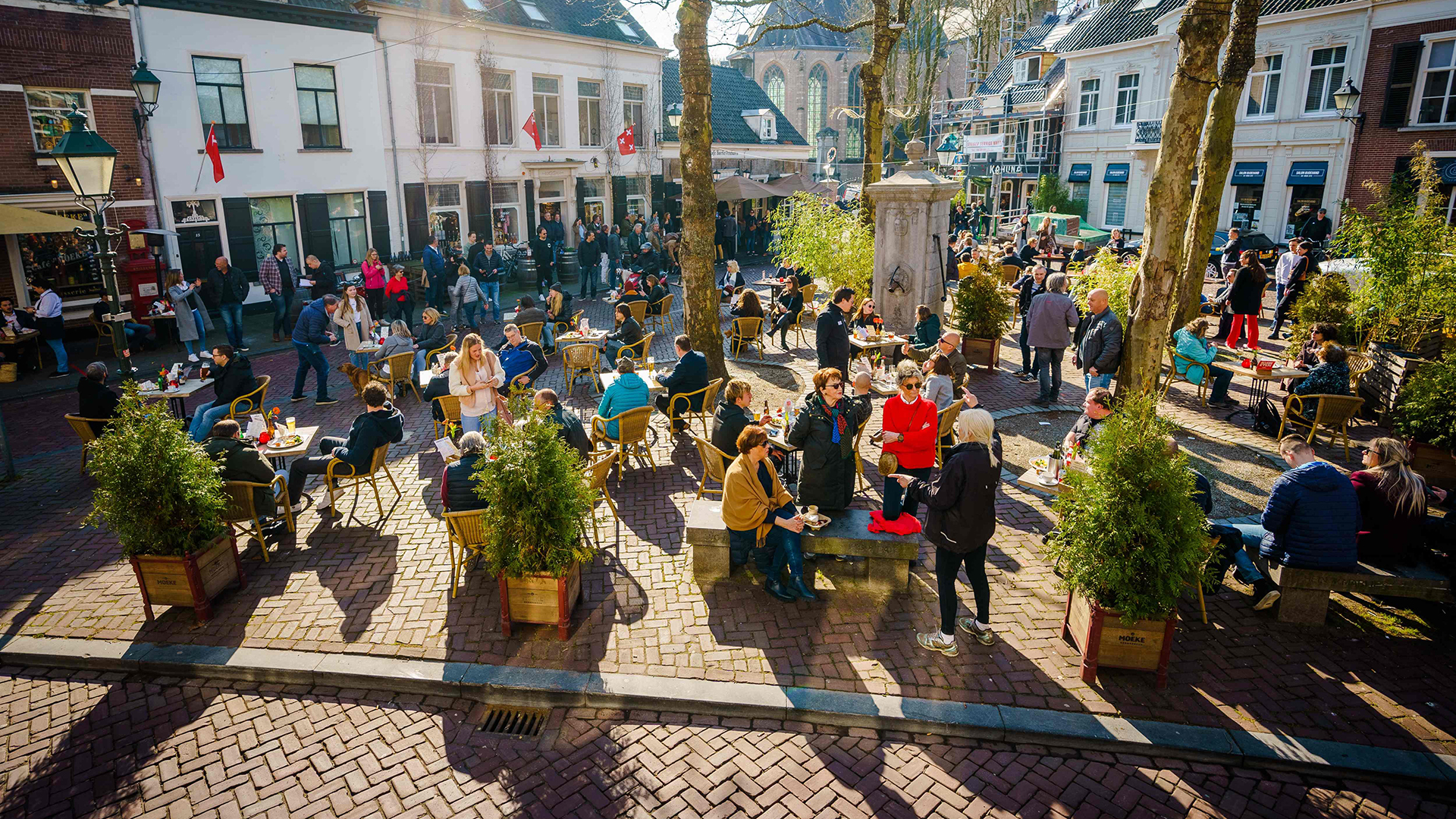 Gäste sitzen auf der Terrasse einer Bar in Breda (Niederlande). (Archivbild: März 2021) | AFP