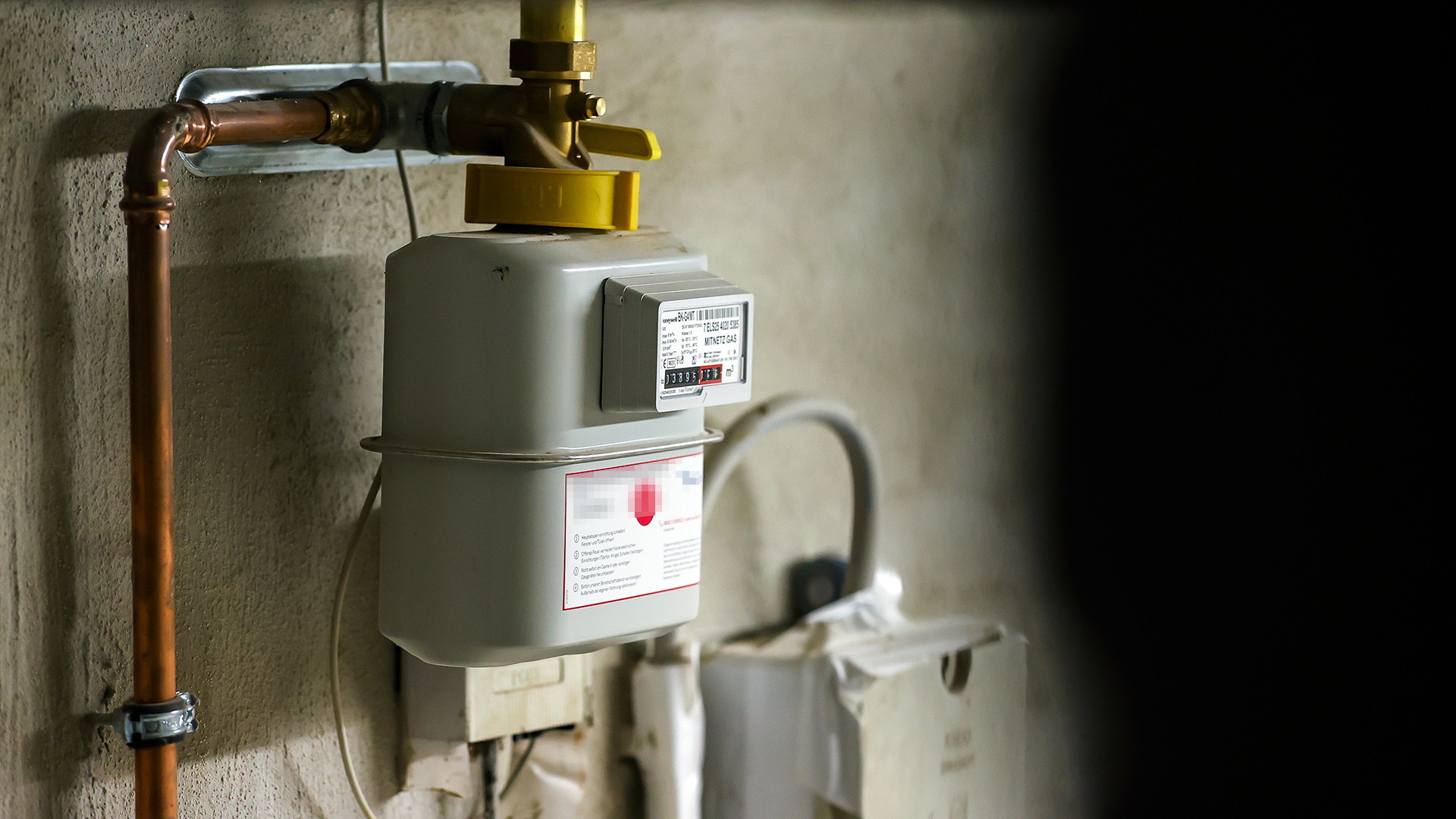 Ein Gaszähler hängt im Keller eines Einfamilienhauses. | dpa