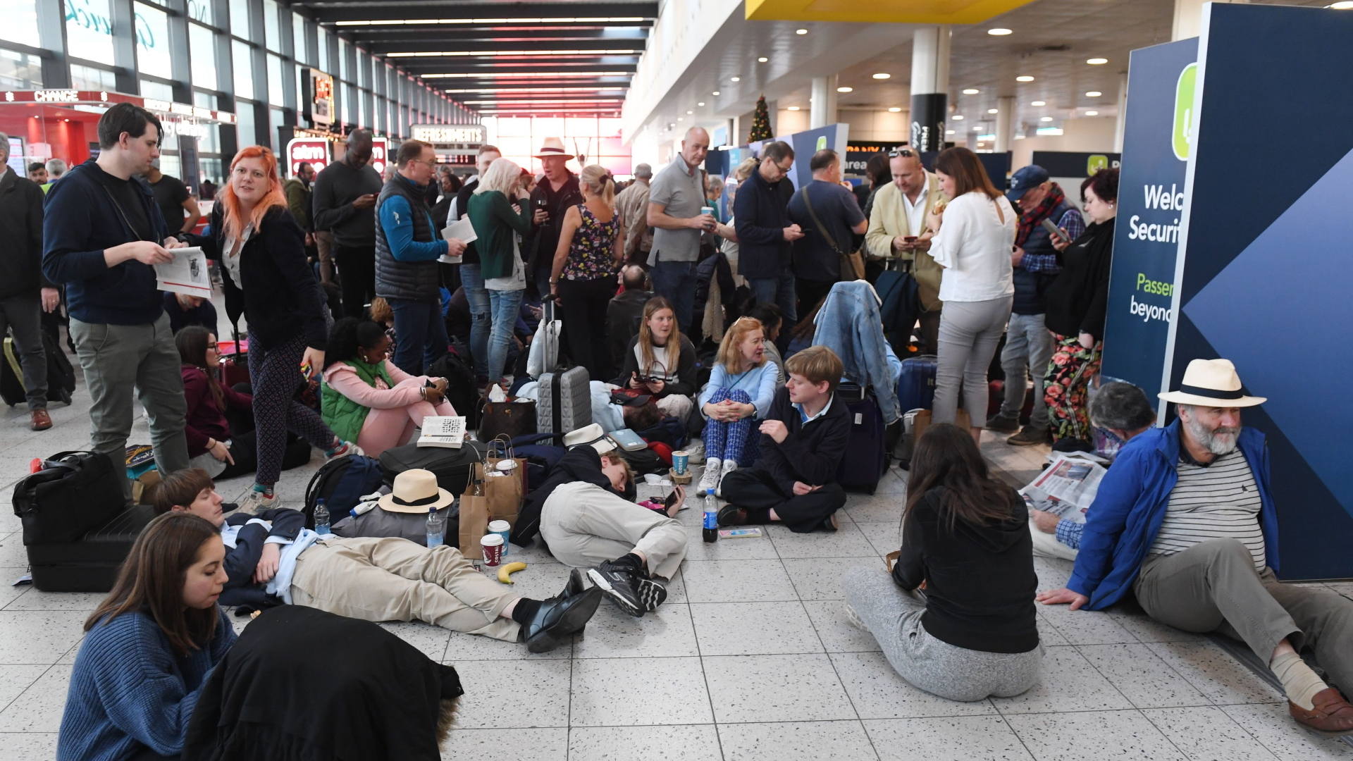 Menschen warten am Flughafen London-Gatwick | Bildquelle: FACUNDO ARRIZABALAGA/EPA-EFE/REX
