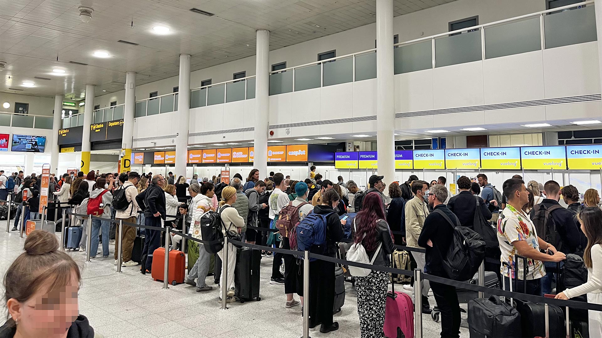 Passagiere stehen in Warteschlangen am Flughafen Gatwick  | picture alliance/dpa/PA Wire