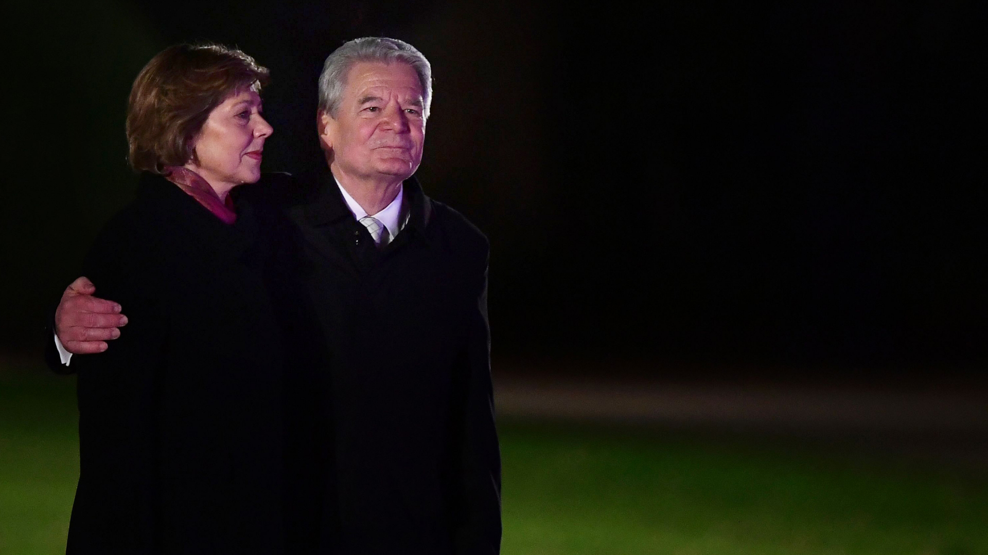 Joachim Gauck und Daniela Schadt beim Großen Zapfenstreich | AFP