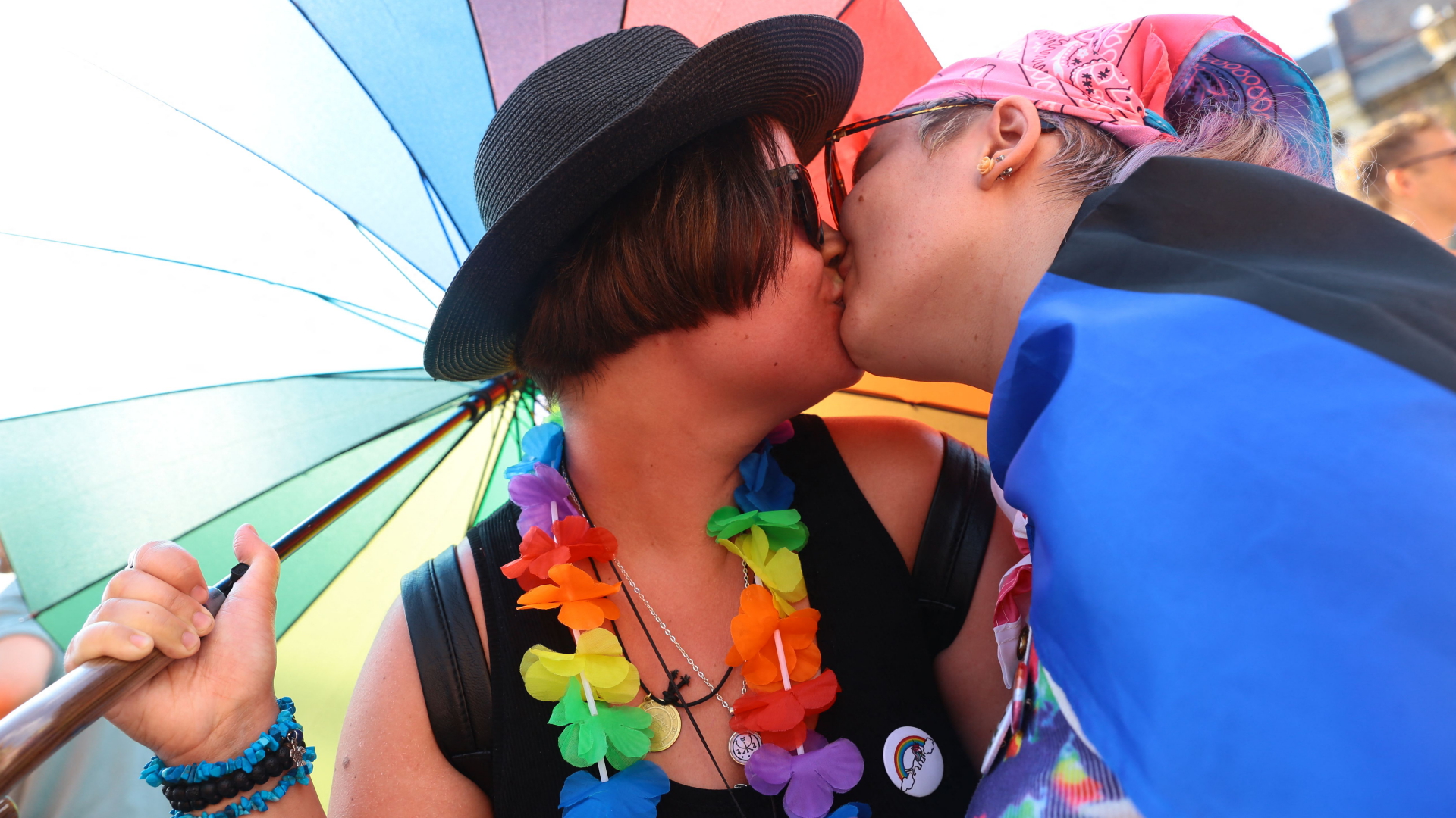Küssende Frauen bei der Gay Pride Parade in Budapest  | AFP