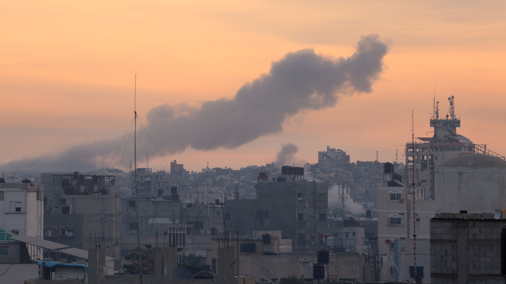 Rauch über CHan Yunis im südlichen Gazastreifen