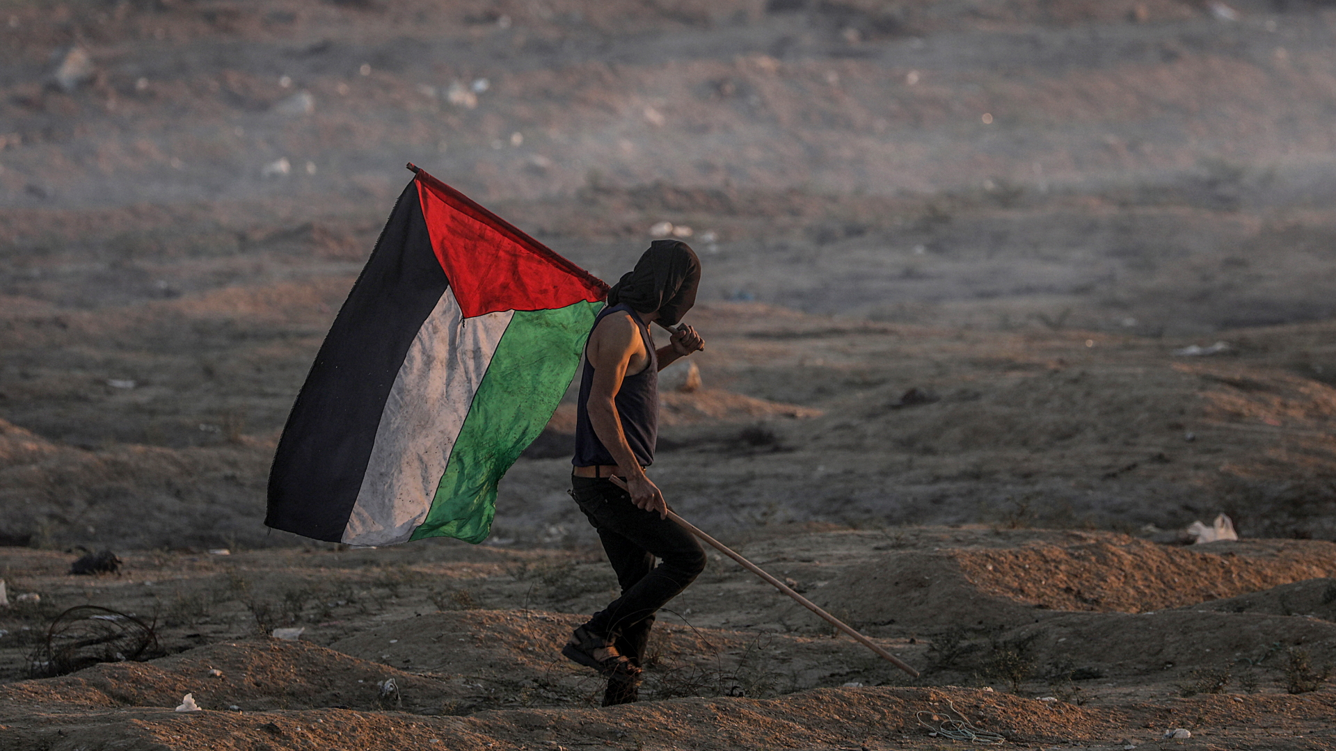 Ein maskierter Protestant mit der palästinensischen Flagge über der Schulter. | Bildquelle: MOHAMMED SABER/EPA-EFE/REX/Shutt