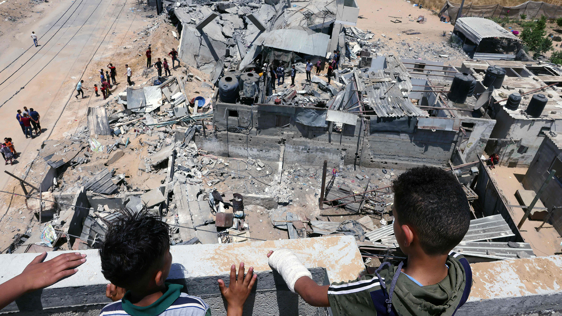 Palästinenser inspizieren ihr Haus, nachdem es durch einen israelischen Luftangriff zerstört wurde, in der Stadt Rafah im südlichen Gazastreifen. | AFP