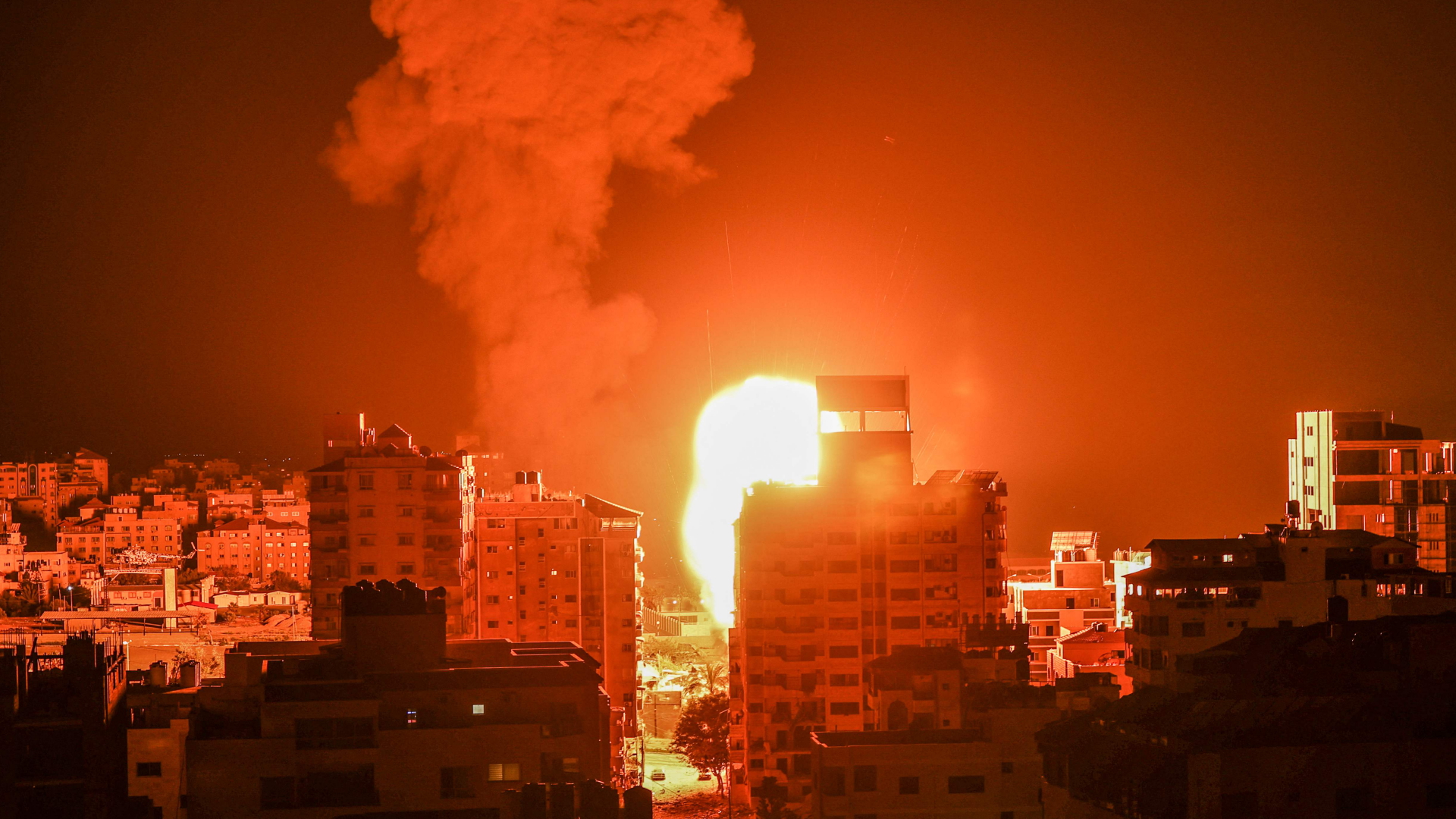 Feuer und Rauch über den Gebäuden von Gaza-Stadt | AFP