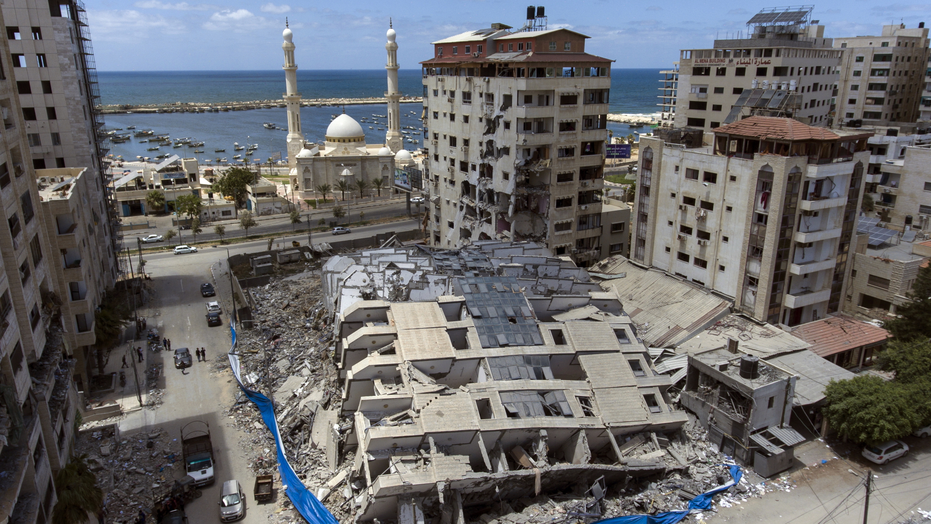 Eine Luftaufnahme zeigt ein zerstörtes Gebäude im Gazastreifen. | dpa