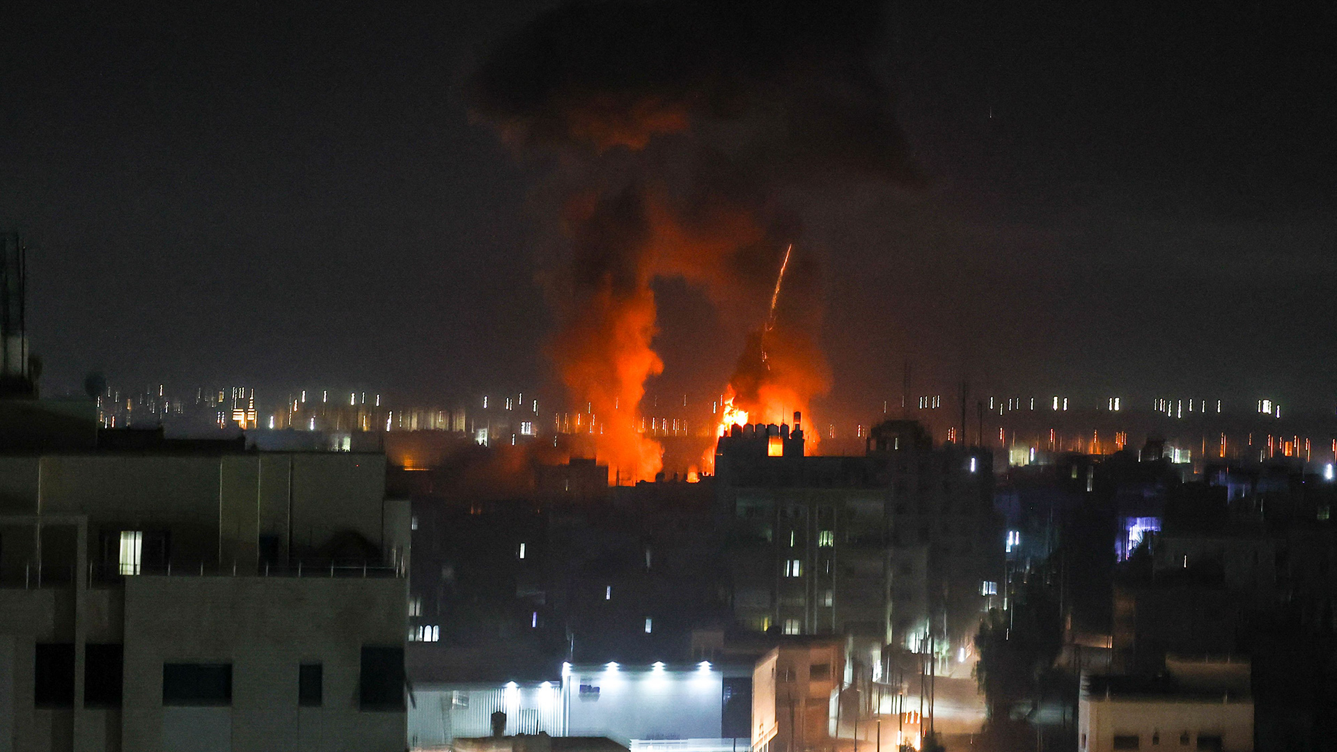 Explosionen in Gaza-Stadt nach Angriffen Israels. | AFP