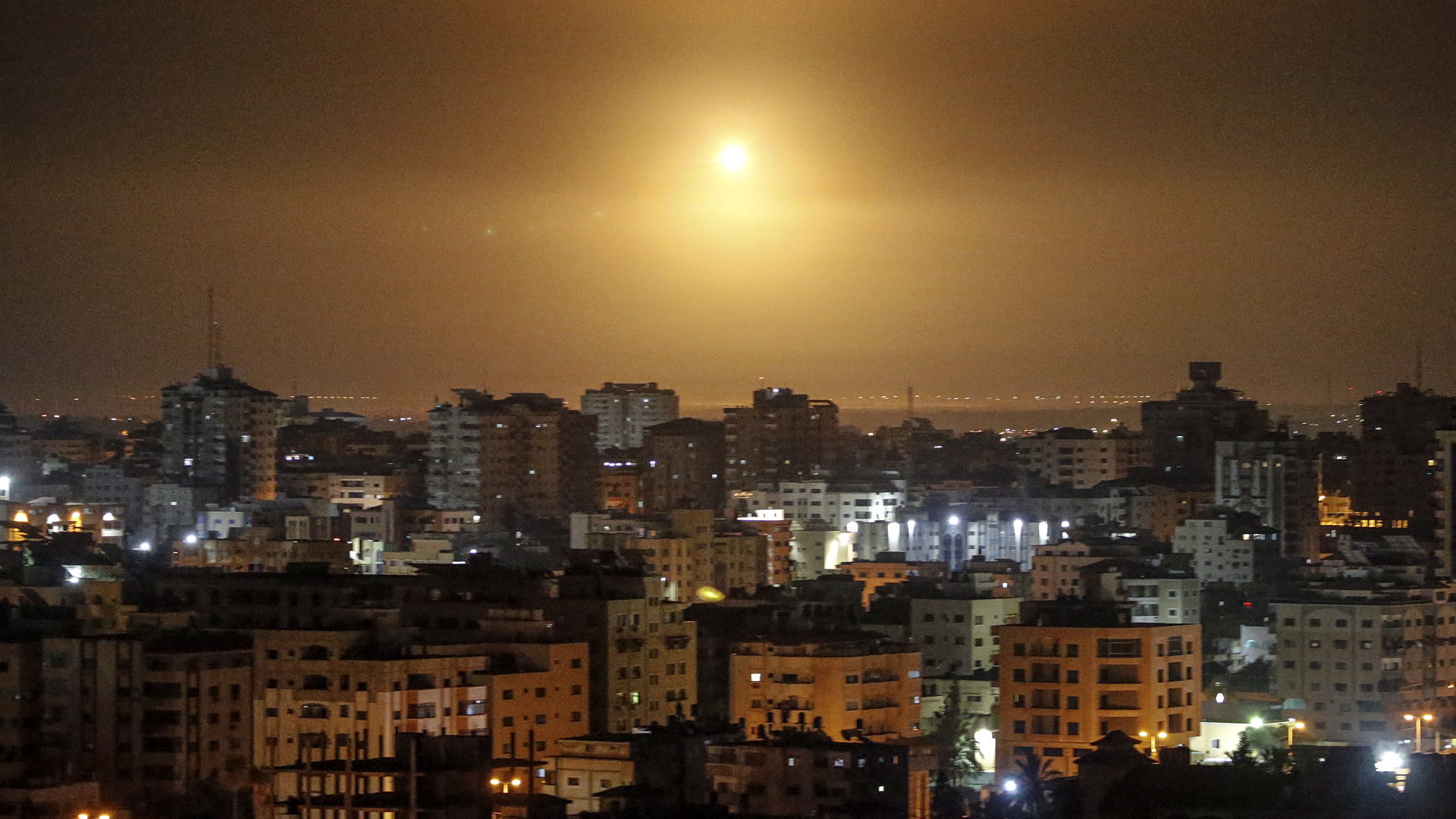 Israels Raketenabwehrsystem fängt eine Rakete ab, die vom Gazastreifen in Richtung Israel abgeschossen wurde. | EPA