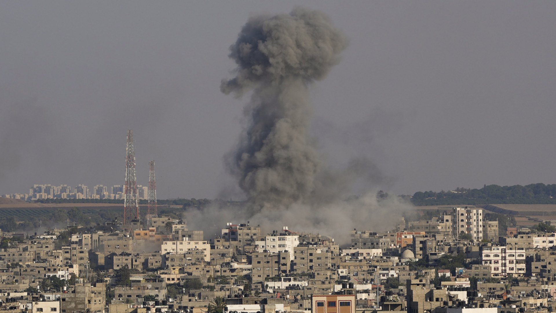 Rauch steigt auf nach einem israelischen Luftangriff auf Gaza-Stadt | AP