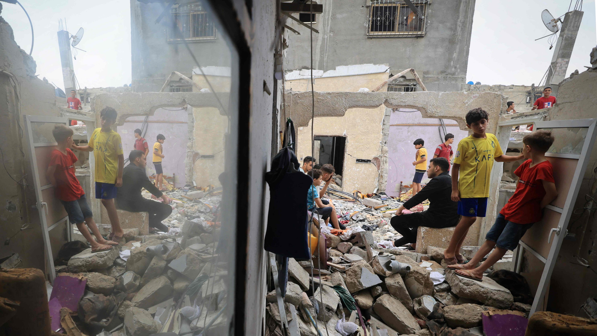 Kinder stehen im Schutt eines zerstörten Hauses in Khan Yunis, Gazastreifen