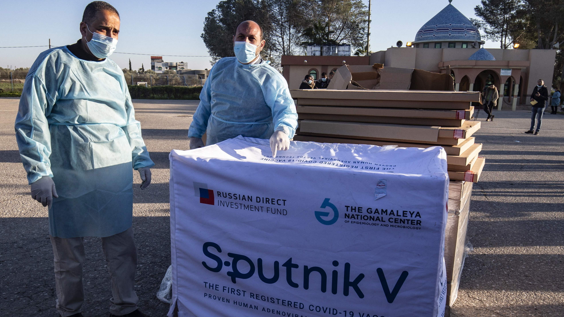 Mitarbeiter des Gesundheitsamtes im Gazastreifen nehmen eine Lieferung des russischen Corona-Impfstoff SputnikV in Empfang. | AFP