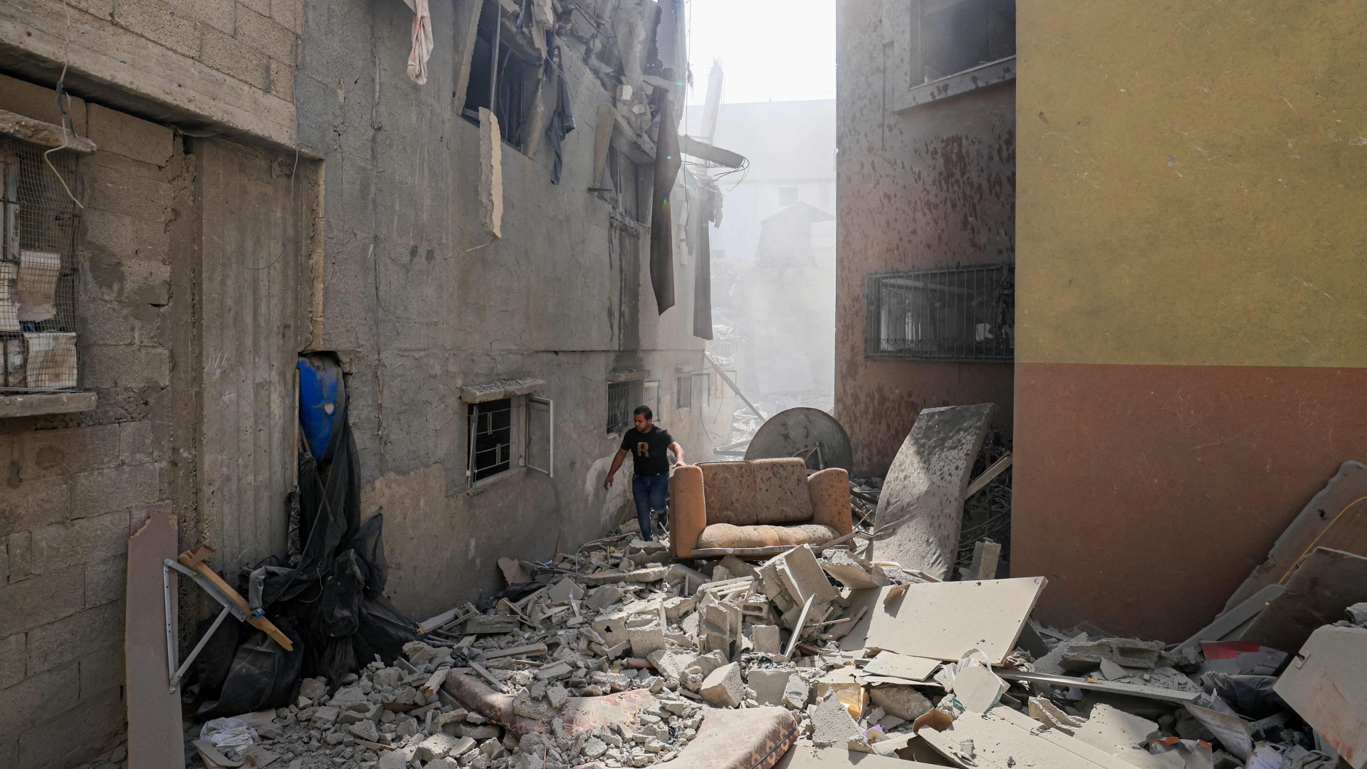 Ein Palästinenser untersucht die Schäden an einem Gebäude nach israelischen Angriffen in Khan Yunis im südlichen Gazastreifen.