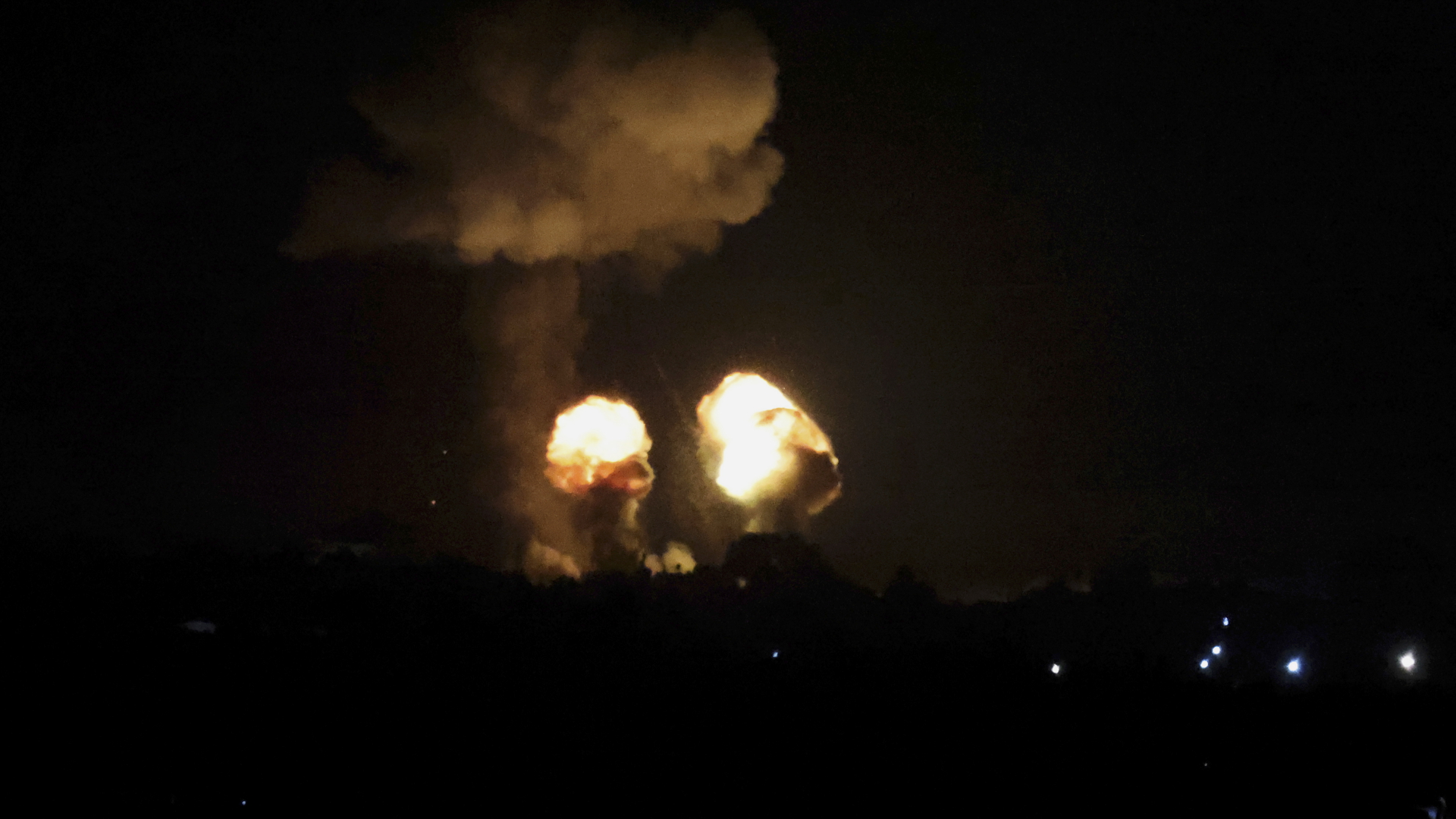 Das Bild soll Detonationen durch einen Raketenbeschuss der israelischen Luftwaffe im Gazastreifen im Dezember 2022 zeigen. | dpa