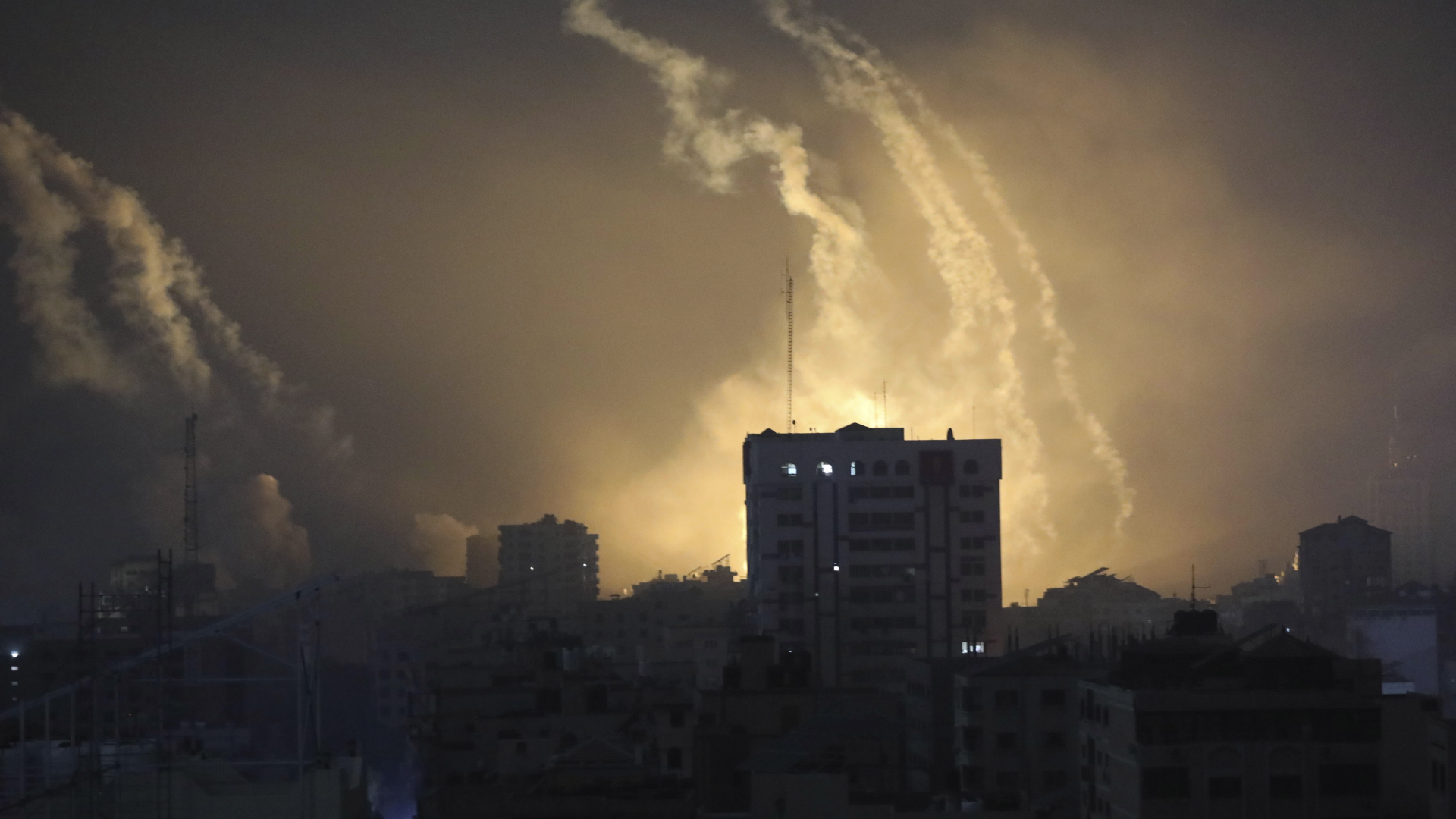 Rauch von Explosionen, verursacht durch israelischen Beschuss im nördlichen Gazastreifen, steigen in den nächtlichen Himmel.