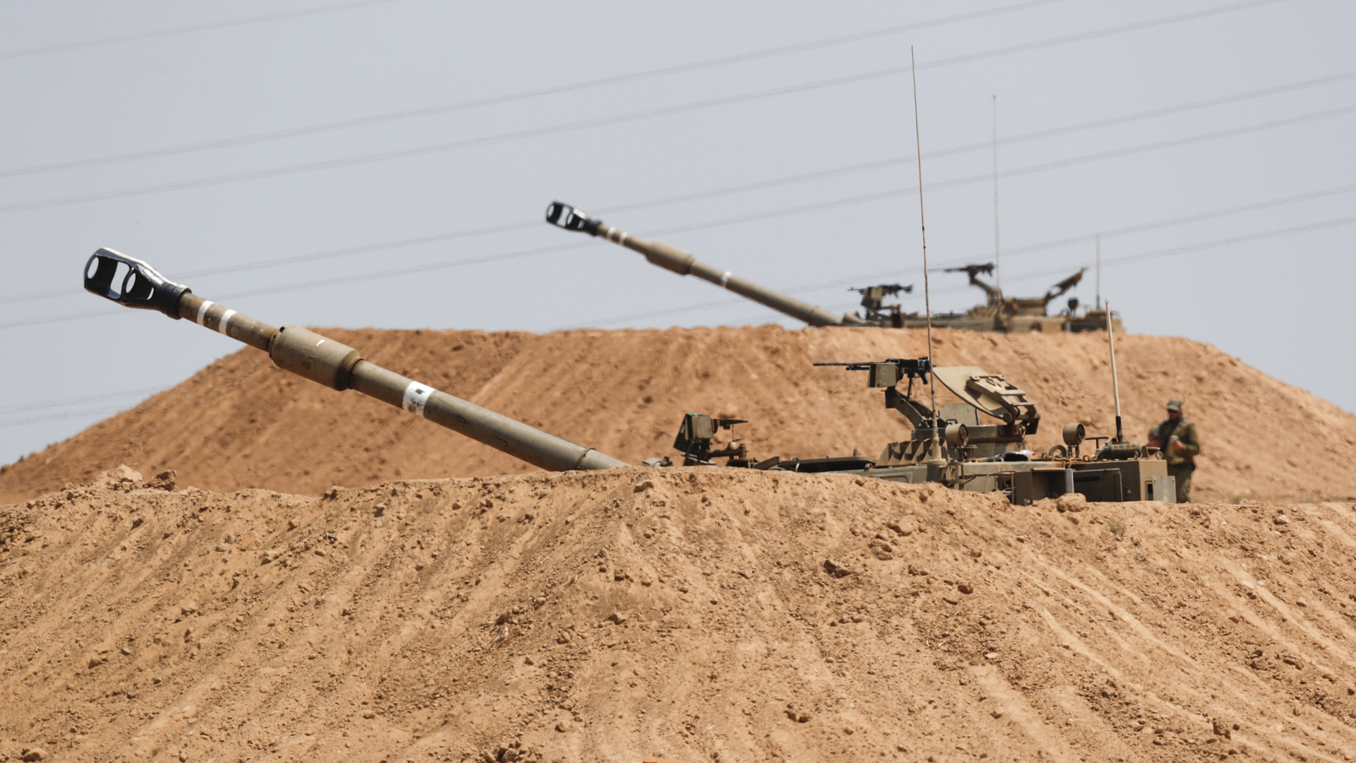 Israelische Panzer stehen an der Grenze zum Gazastreifen. | EPA