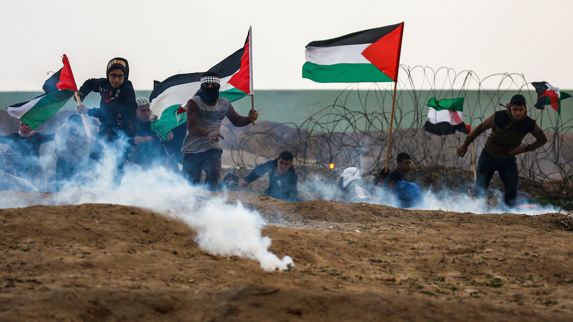 Palästinenser protestieren an der Grenze zum Gazastreifen | Bildquelle: AFP