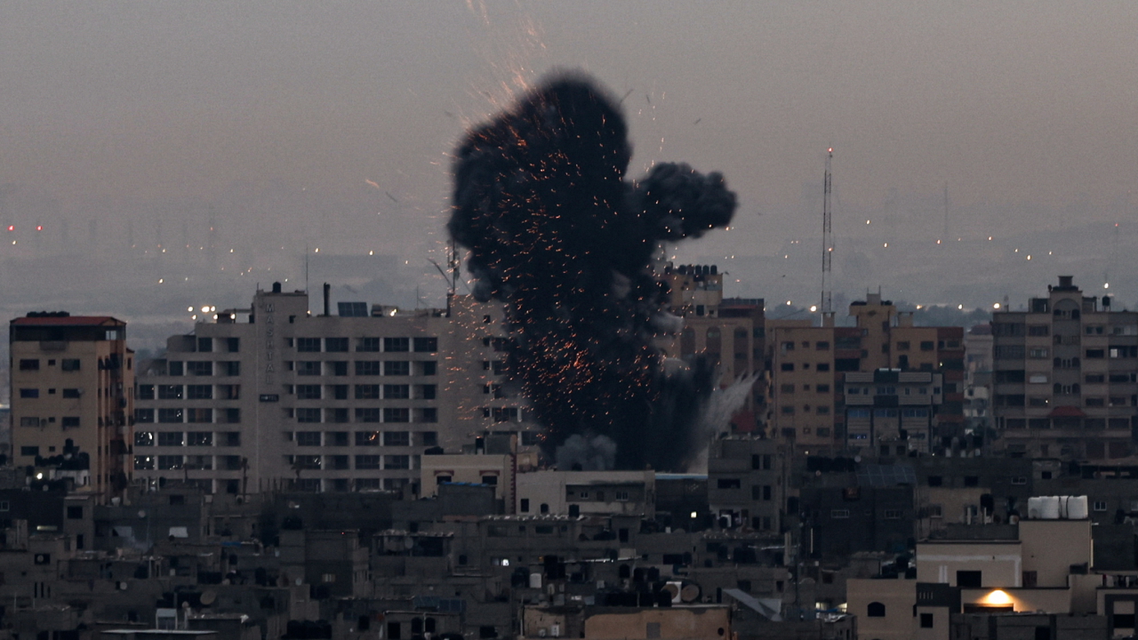 Rauch steigt über Gebäuden in Gaza-Stadt auf, als Israel Luftangriffe auf die palästinensische Enklave startete. | AFP