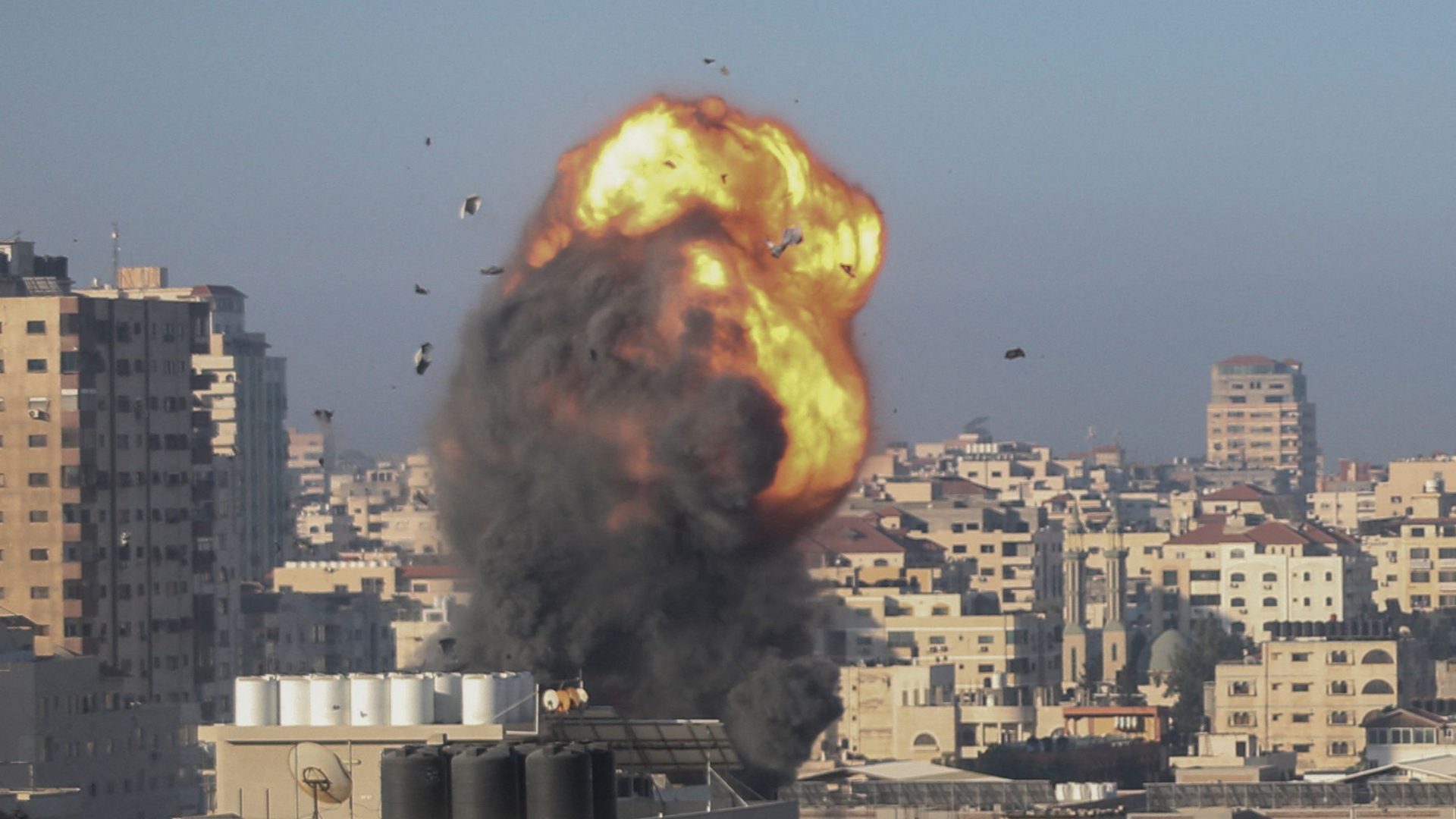 Eine Explosion in Gaza-Stadt ausgelöst durch einen israelischen Luftschlag.