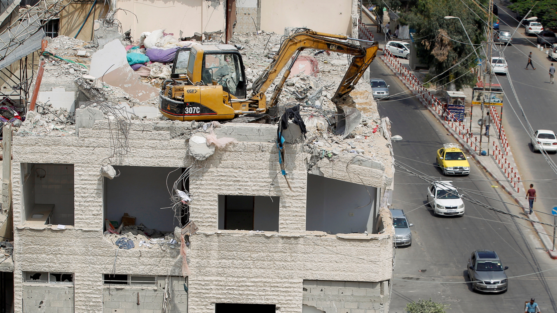 Ein Bagger beseitigt Trümmer eines Hauses in Gaza-Stadt nach einem Luftangriff durch Israel | REUTERS