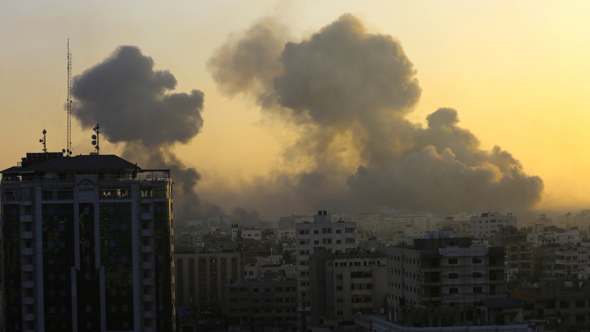 Rauch steigt nach israelischen Luftangriffen in Gaza-Stadt auf.