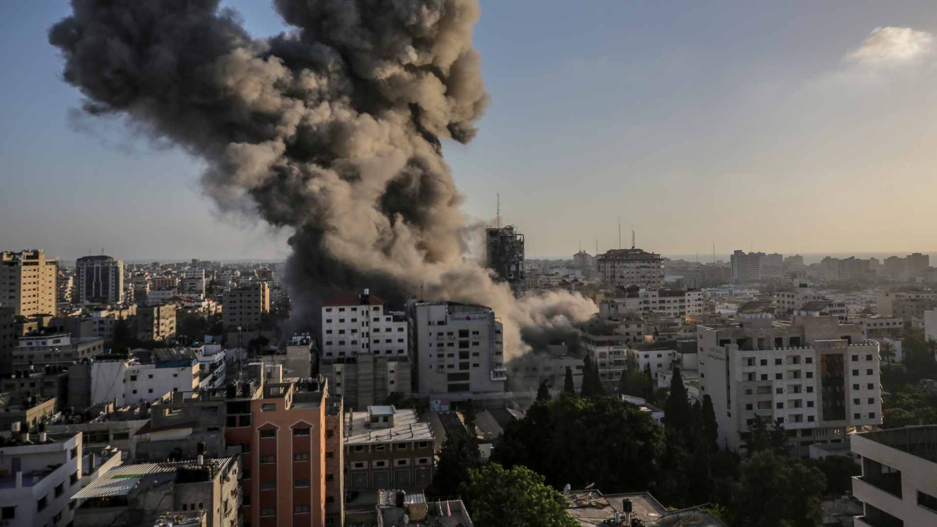 Rauch steigt nach einem israelischen Luftschlag über Gaza-Stadt auf. | EPA