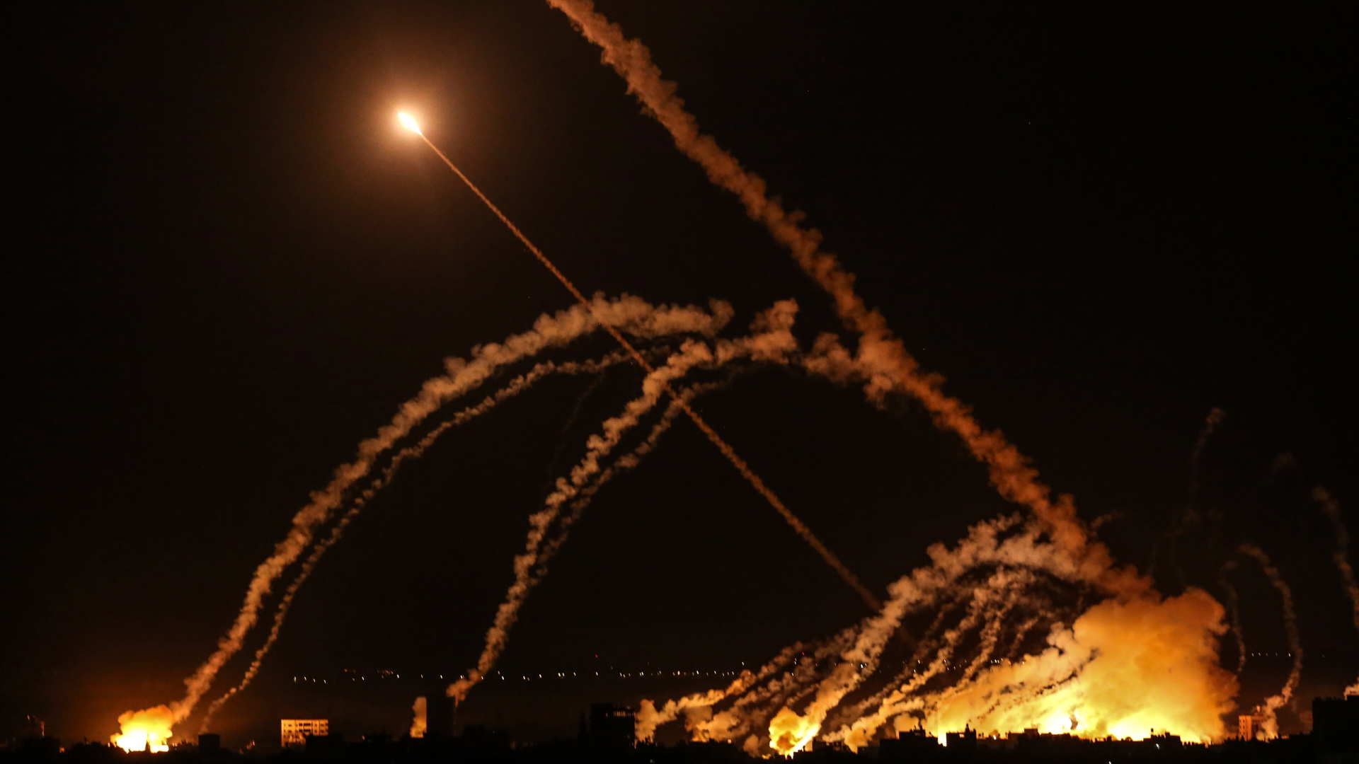 Raketen werden von Gaza-Stadt in Richtung Israel abgefeuert. | dpa