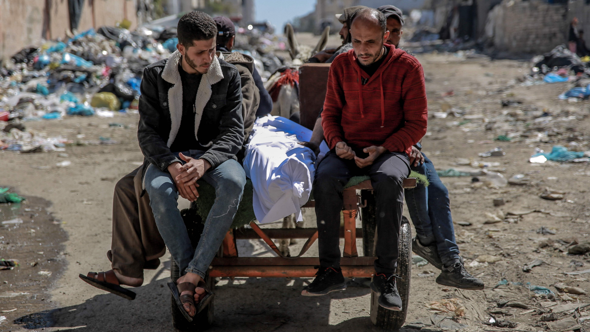 Die Leiche eines Getöteten im Umfeld eines Hilfskonvois in Gaza wird auf einem Eselkarren transportiert.