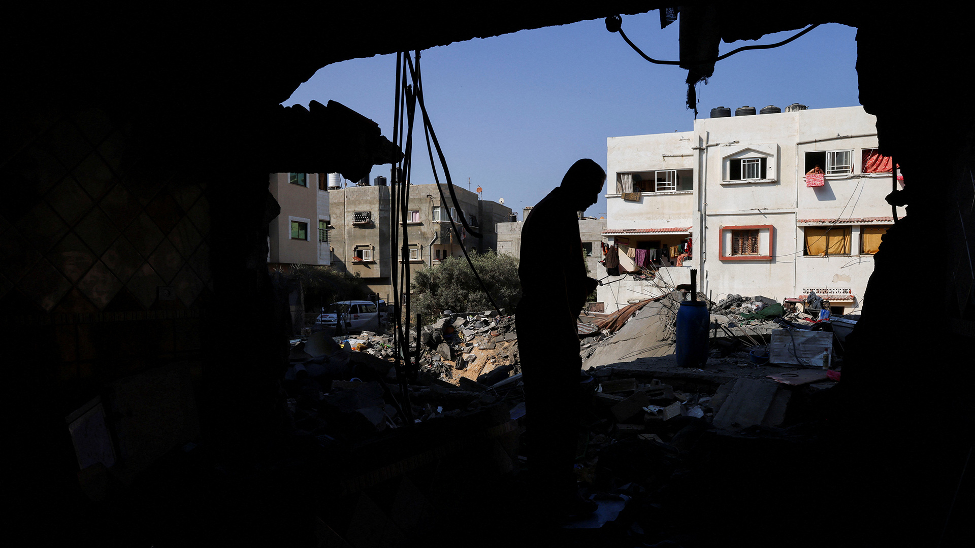 Ein Mann steht in den Trümmern seines Hauses | REUTERS