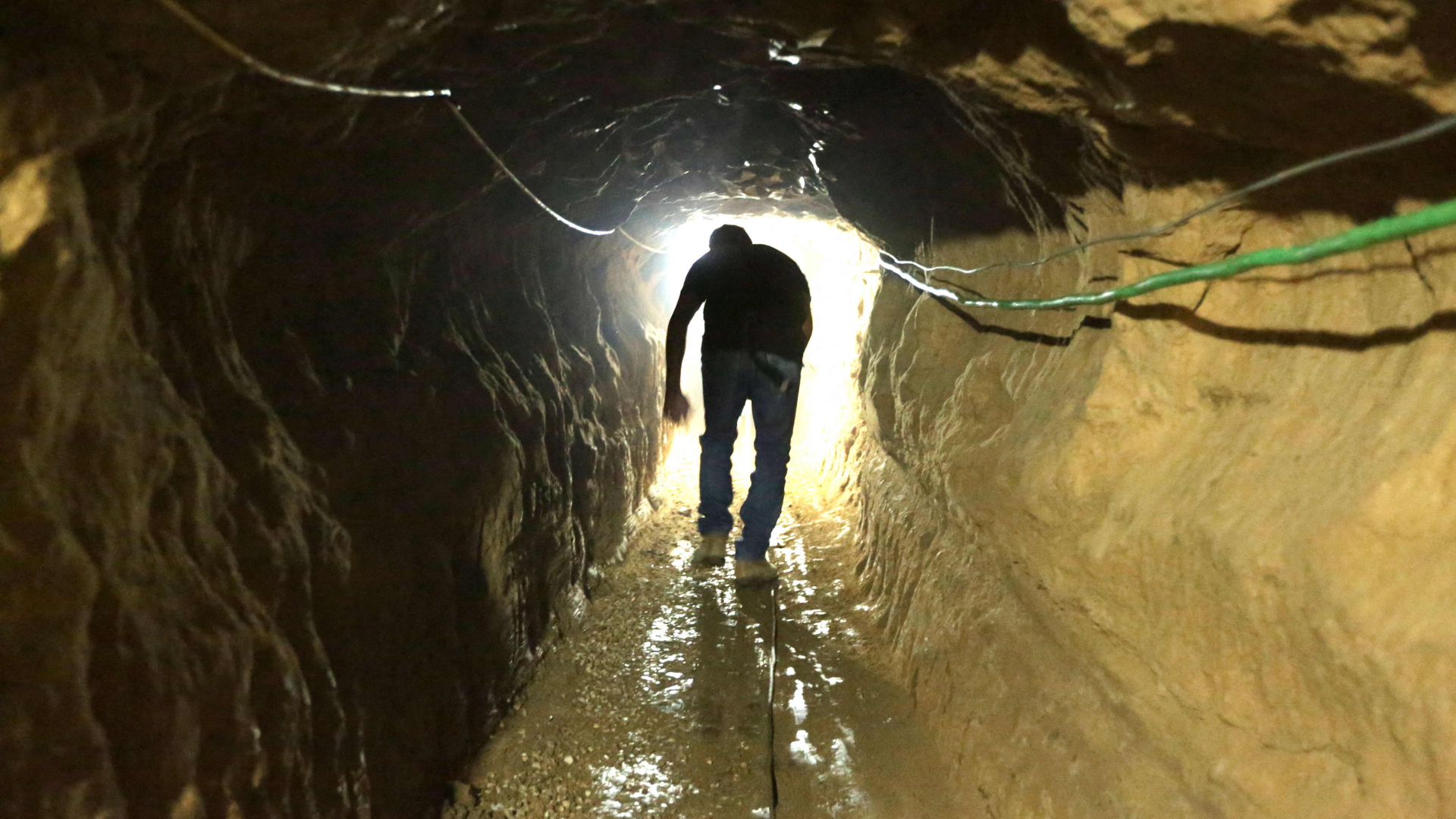 Ein Kind in einem Tunnel zwischen dem Gazastreifen und Ägypten
