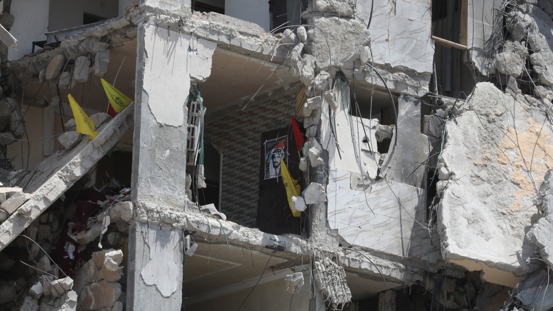  Ein Plakat und Fahnen hängen in einem zerstörten Gebäude im Norden eines Flüchtlingslagers im Gazastreifen (Archivbild).