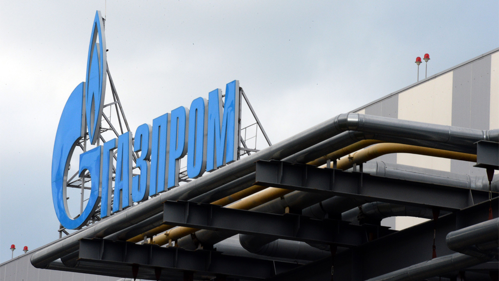 Das Logo von Gazprom auf einem Dach. | AFP