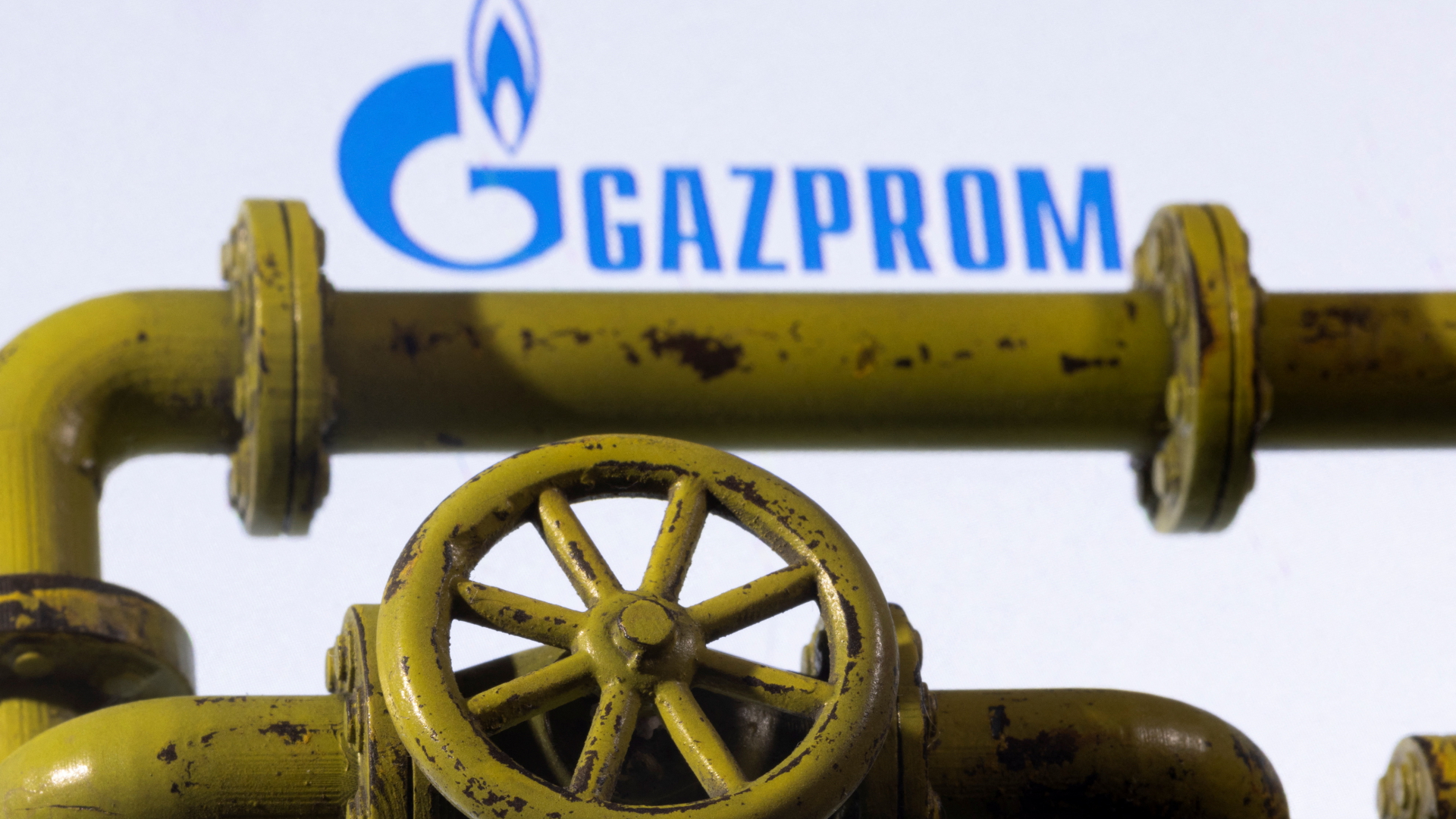 Logo des Gazprom-Konzerns hinter Verbindungsrohren