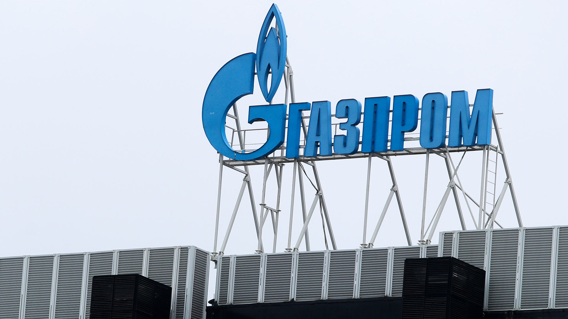 Logo des Energiekonzerns Gazprom auf einer Anlage des russischen Staatskonzerns in St. Petersburg. | picture alliance/dpa