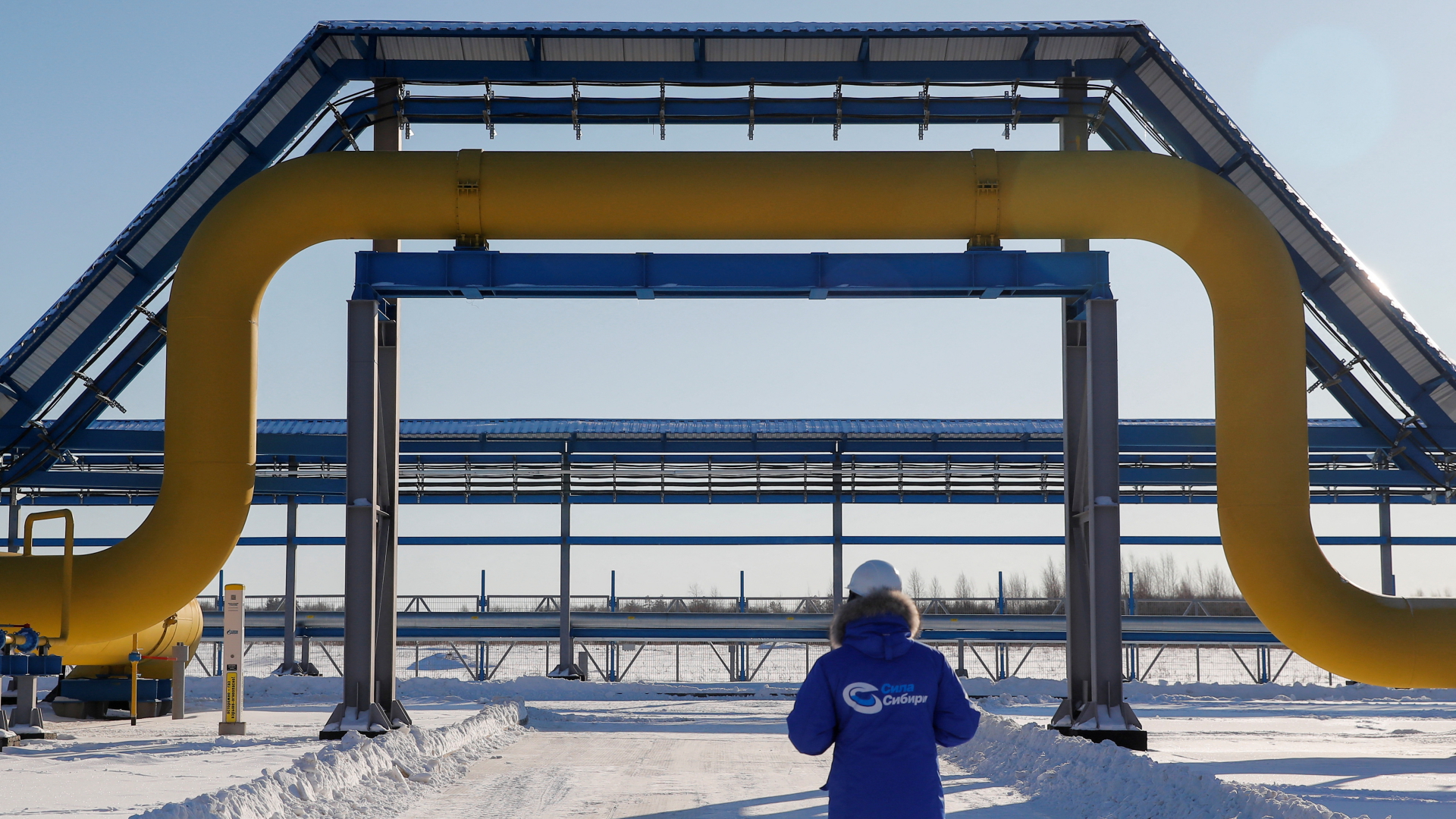 Angestellter steht an einer Kompressor-Station einer Gazprom-Pipeline in Sibirien | REUTERS