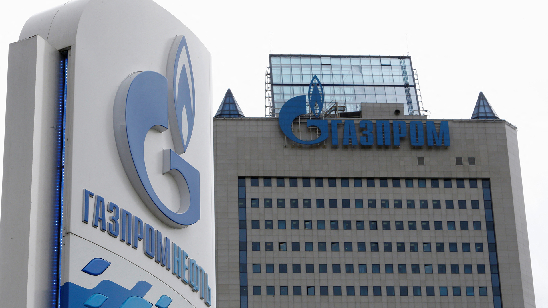 Das Logo von Gazprom hängt an der Zentrale des Unternehmens in Moskau. | REUTERS