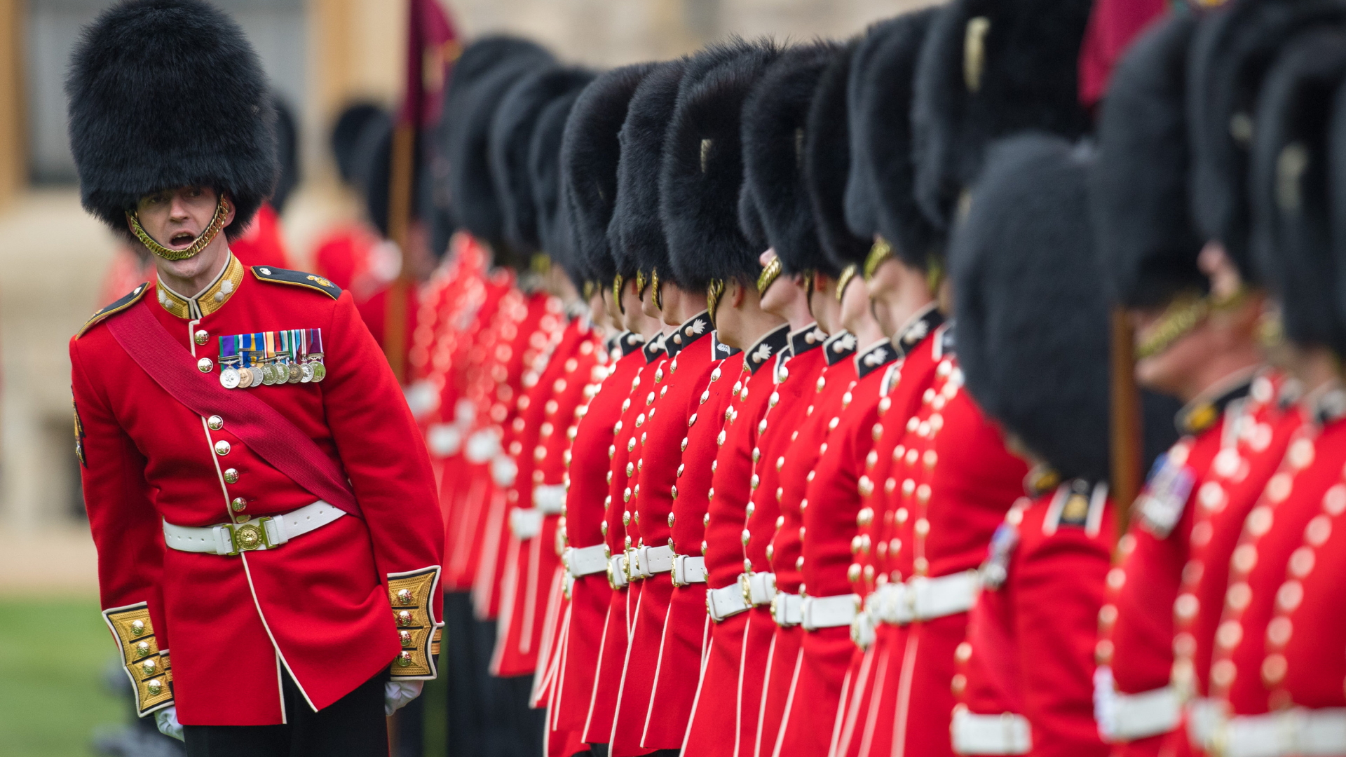 Britische Grenadier Guards nehmen in Windsor Castle Aufstellung. | dpa