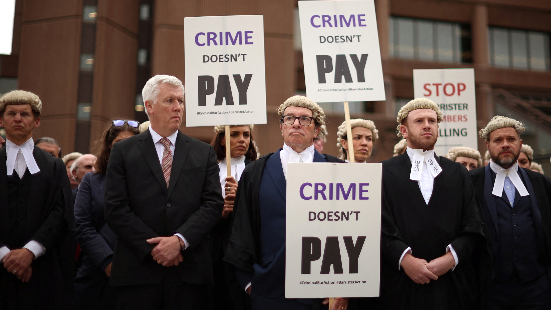Streikende Anwälte machen in Liverpool (Großbritannien) mit Plakaten auf ihre schlechte Bezahlung aufmerksam | REUTERS