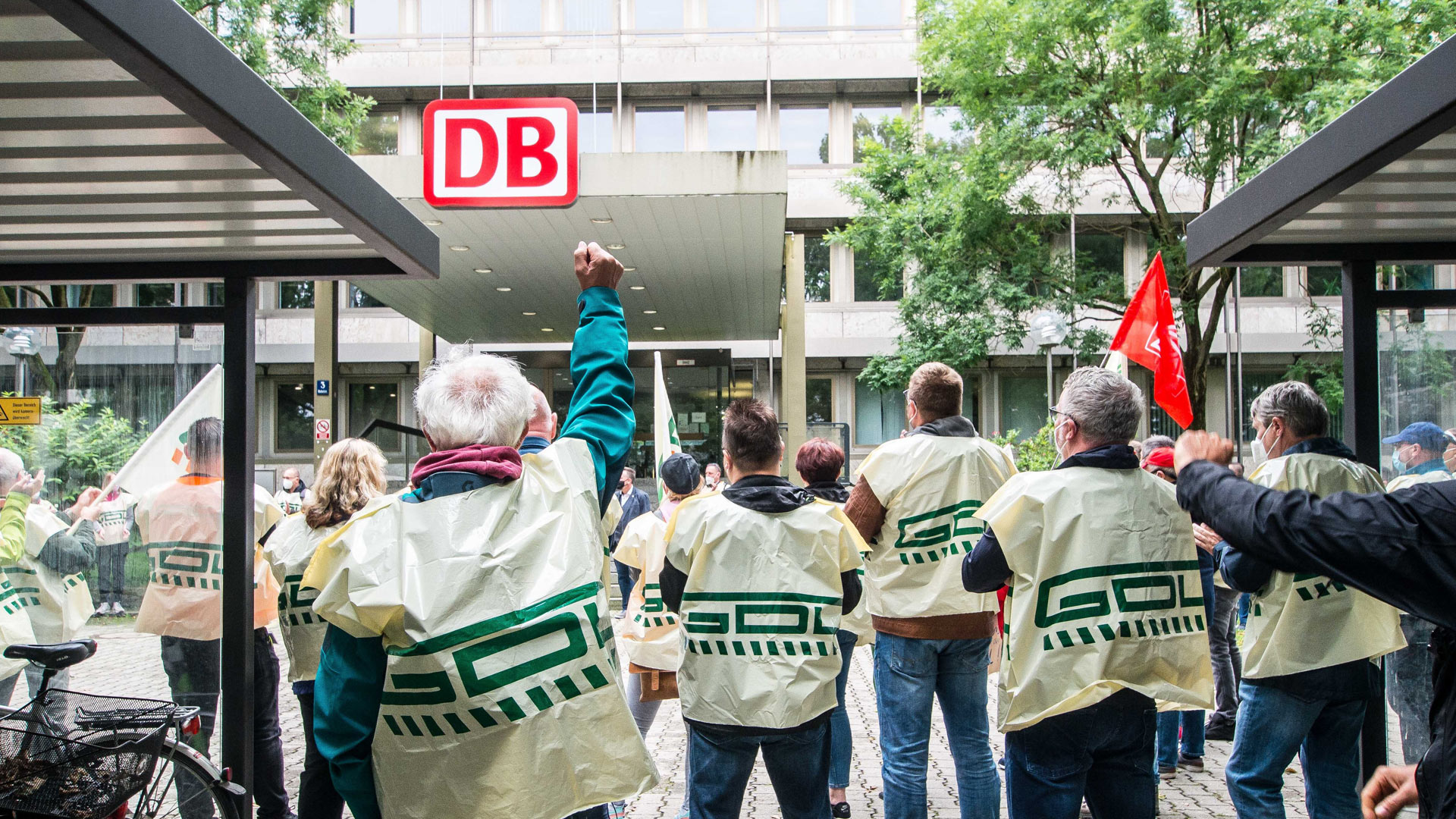 GDL Mitglieder vor einem Gebäude der deutschen Bahn in München.