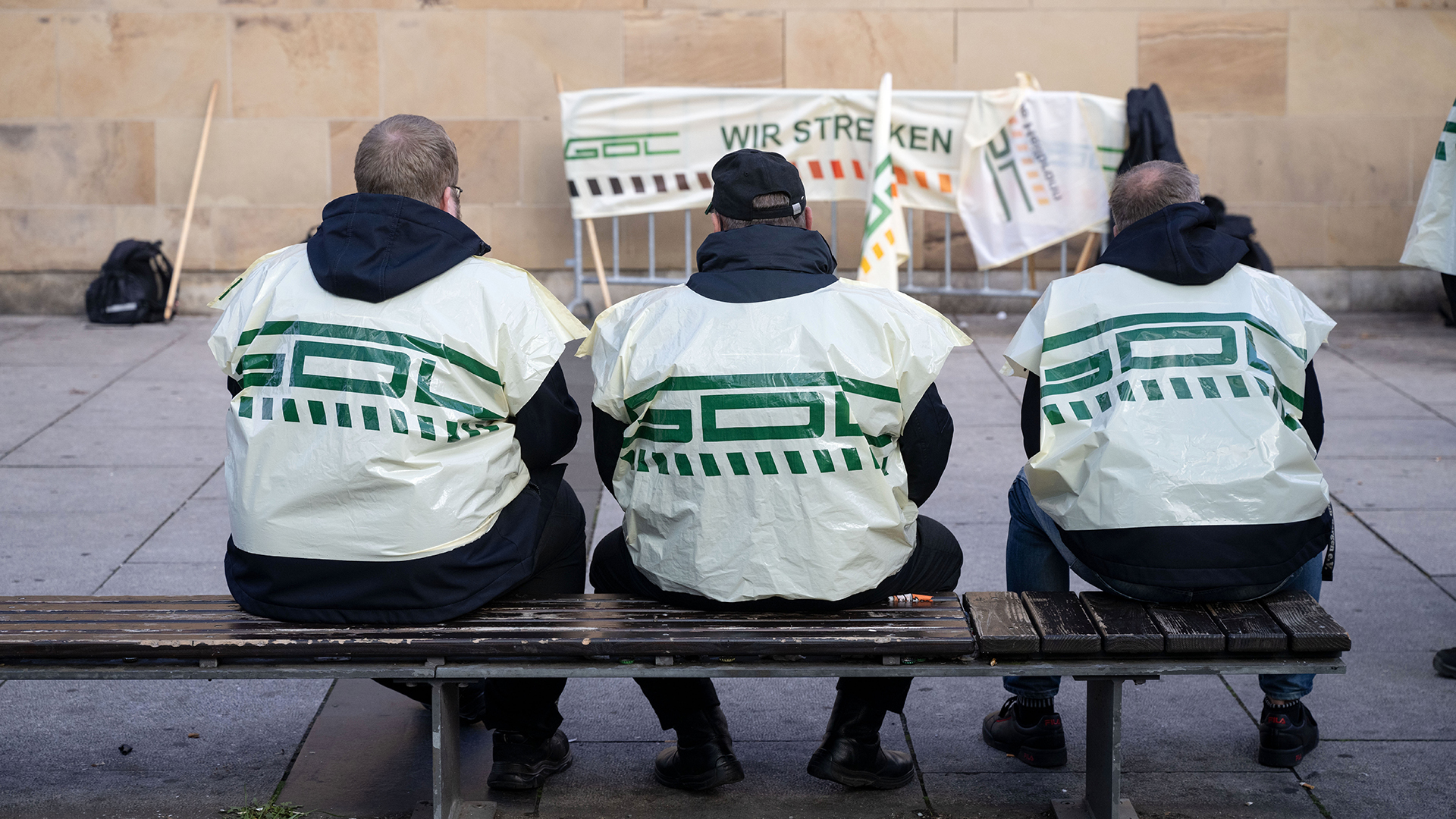 Teilnehmer eines Warnstreiks der Gewerkschaft Deutscher Lokomotivführer (GDL) sitzen vor dem Hauptbahnhof auf einer Bank. (Archivfoto: 20.09.2022)