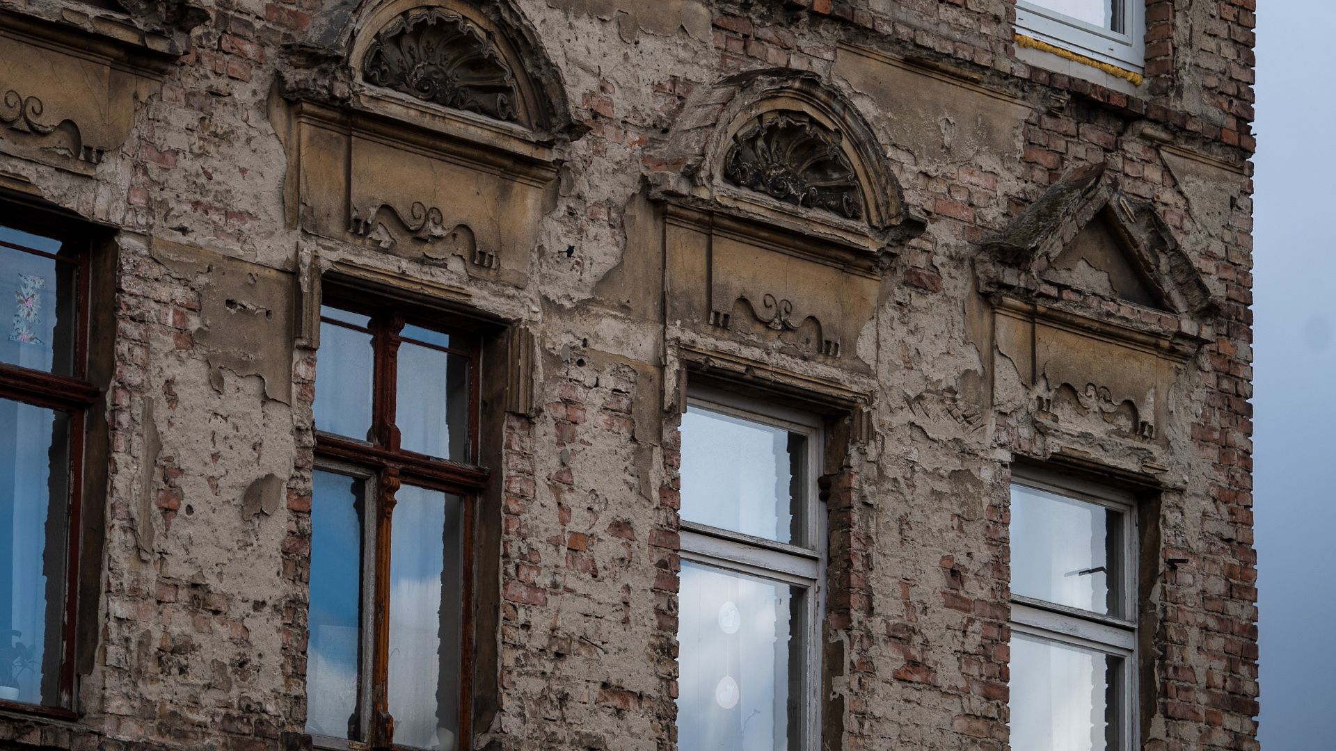 Putz bröckelt von der Fassade eines verfallenen Hauses in der Innenstadt von Brandenburg an der Havel.