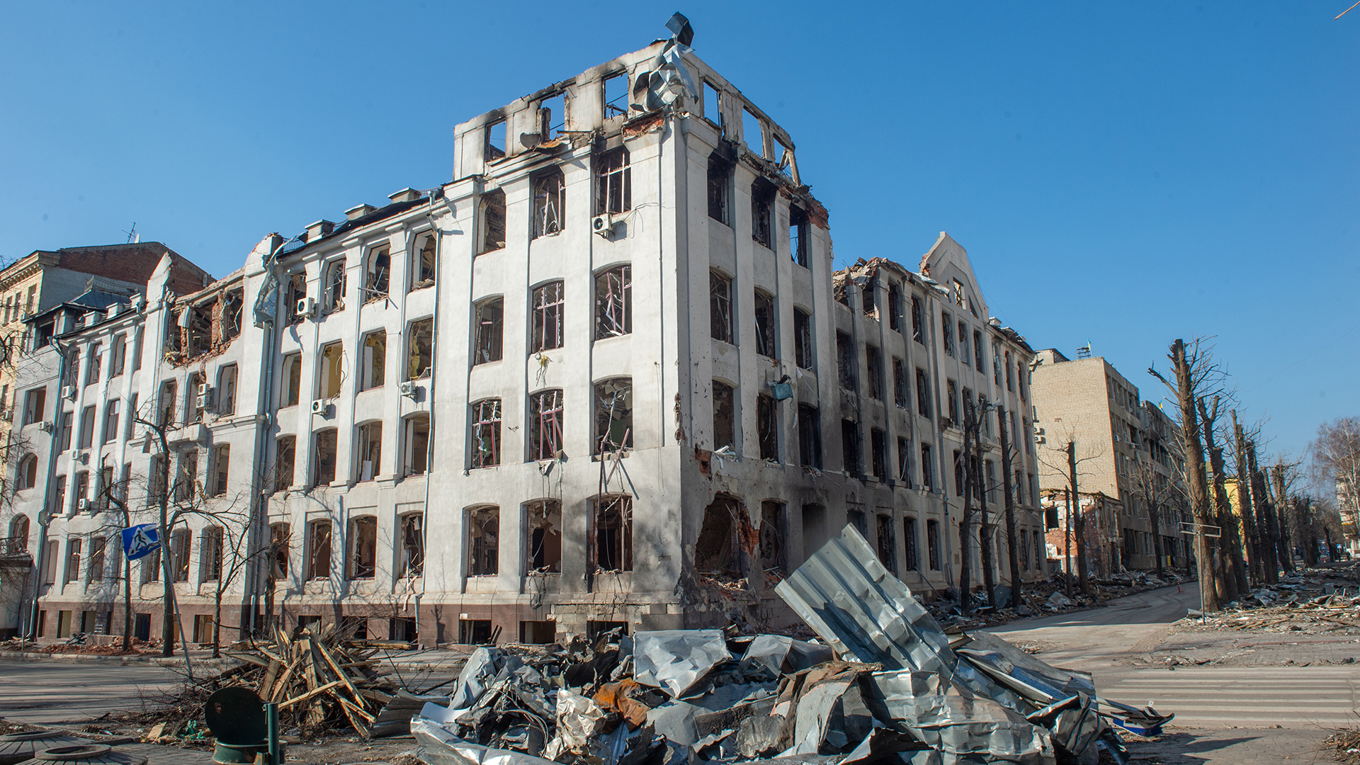 Zerstörtes Fakultätsgebäude der Universität in Charkiw von außen. | picture alliance / AA