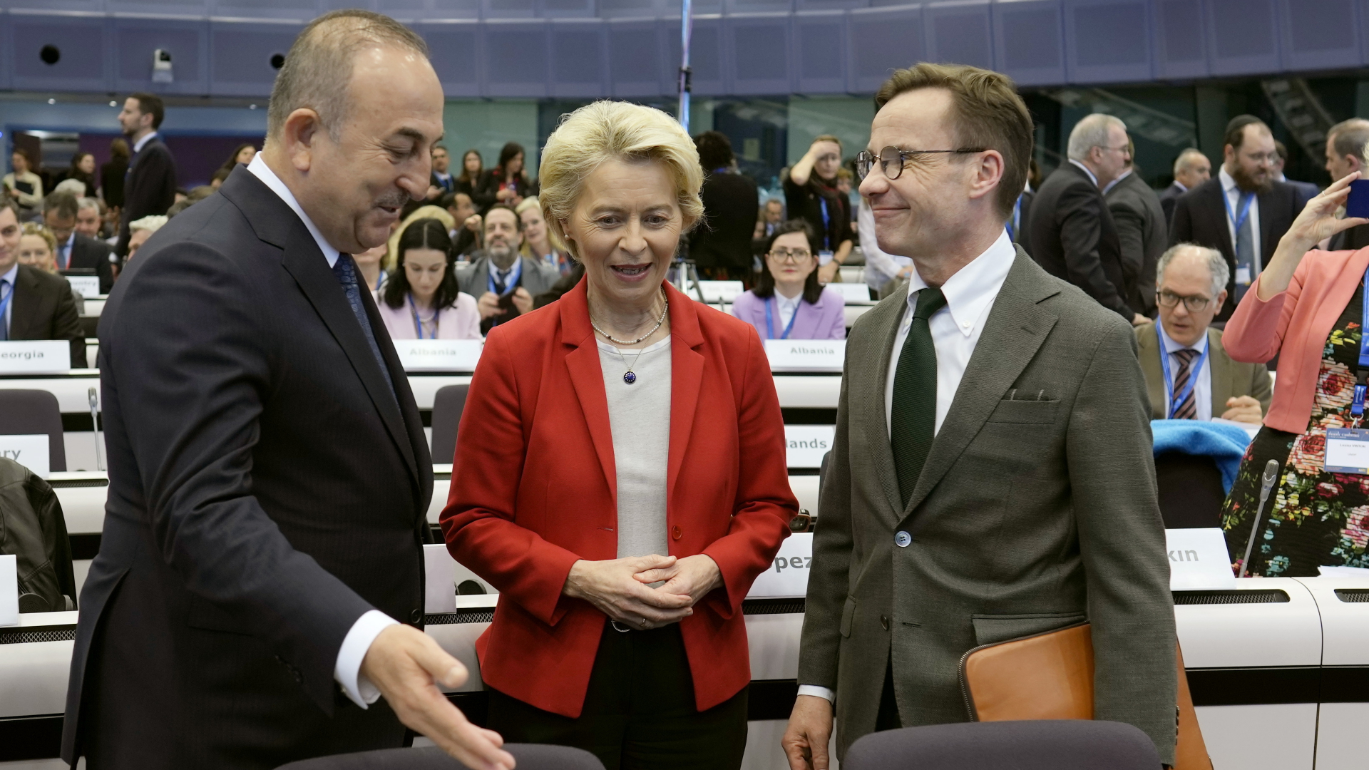 EU-Kommissionschefin Ursula von der Leyen spricht mit dem türkischen Außenminister Mevlüt Cavusoglu und Ulf Kristersson, Ministerpräsident von Schweden. | dpa