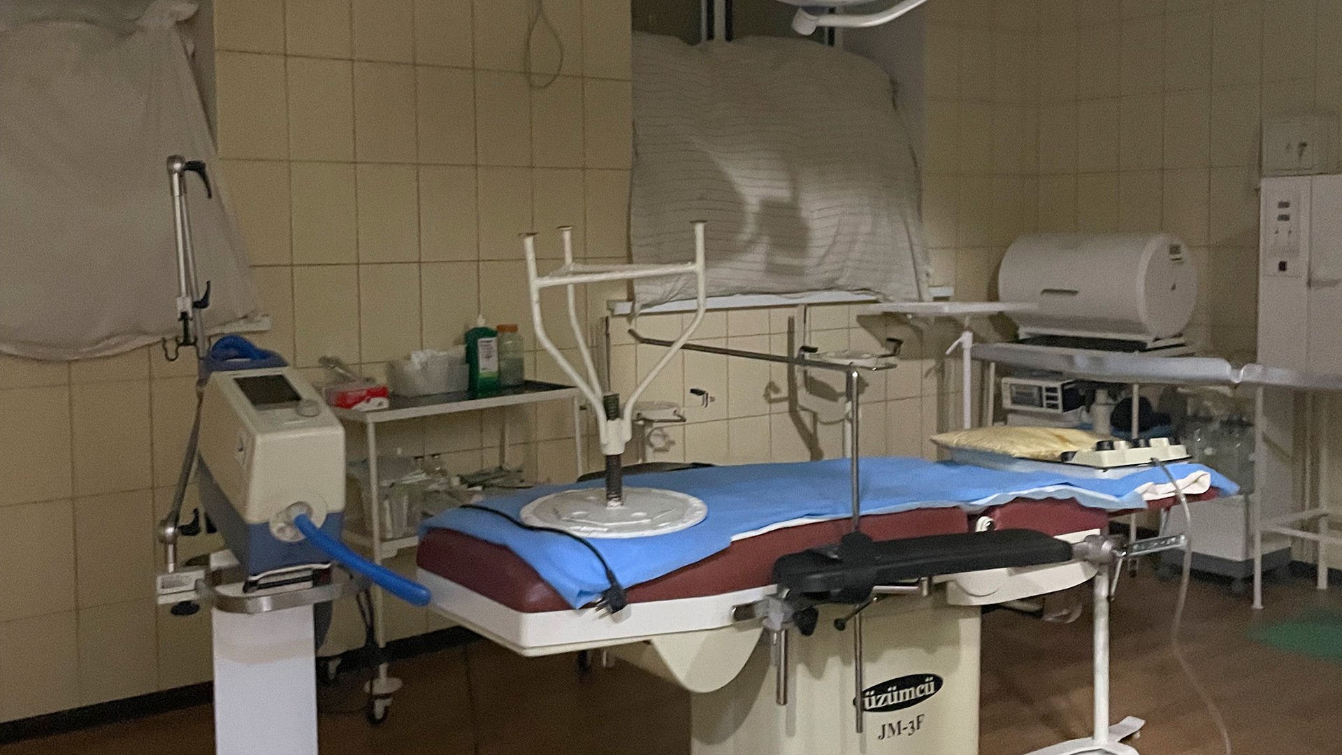 Leerer Operationssaal in der Geburtsklinik Pokrowsk | Andrea Beer