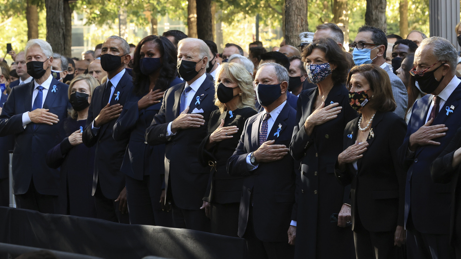 Bill Clinton, Hillary Clinton, Barack Obama, Michelle Obama, Joe Biden, Jill Biden, Michael Bloomberg, Diana Taylor, Nancy Pelosi und Charles Schumer stehen zur Nationalhymne bei der Gedenkfeier für die Opfer von 9/11 in New York. | AP