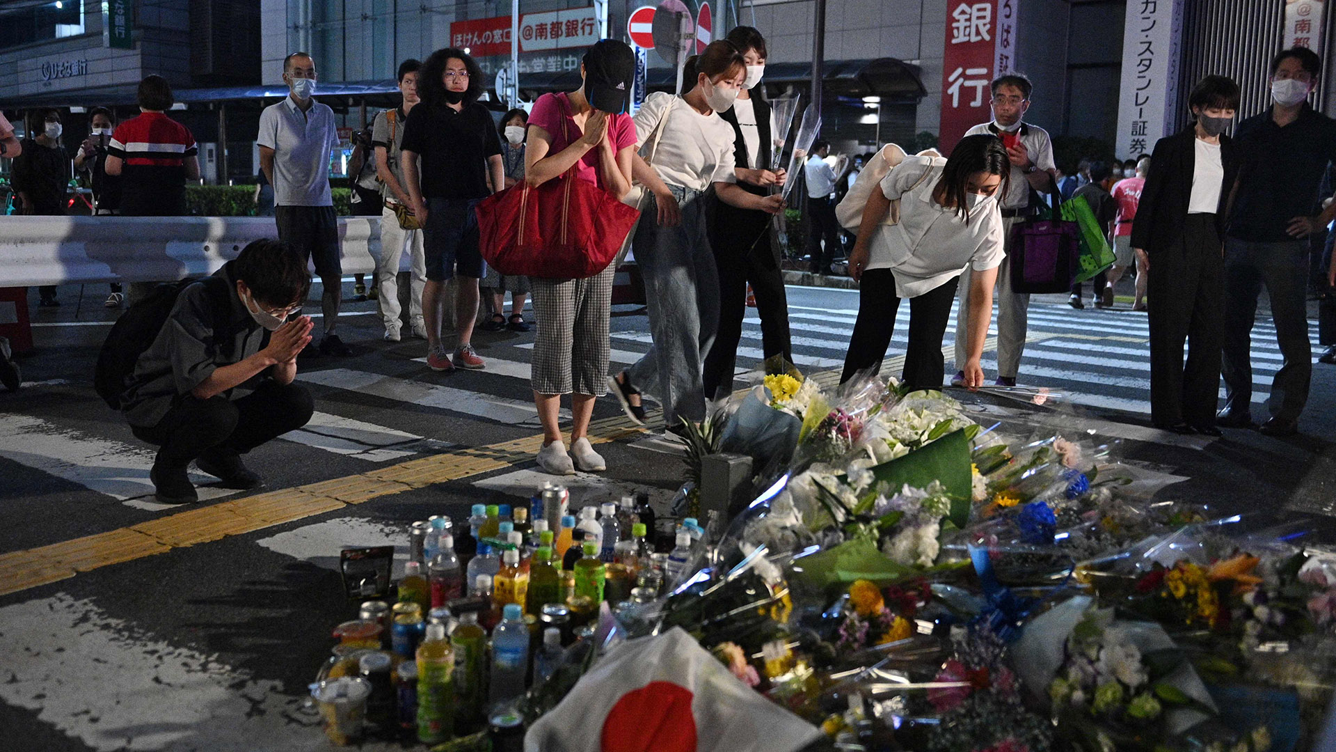 Menschen gedenken dem erschossenen Shinzo Abe. | AFP