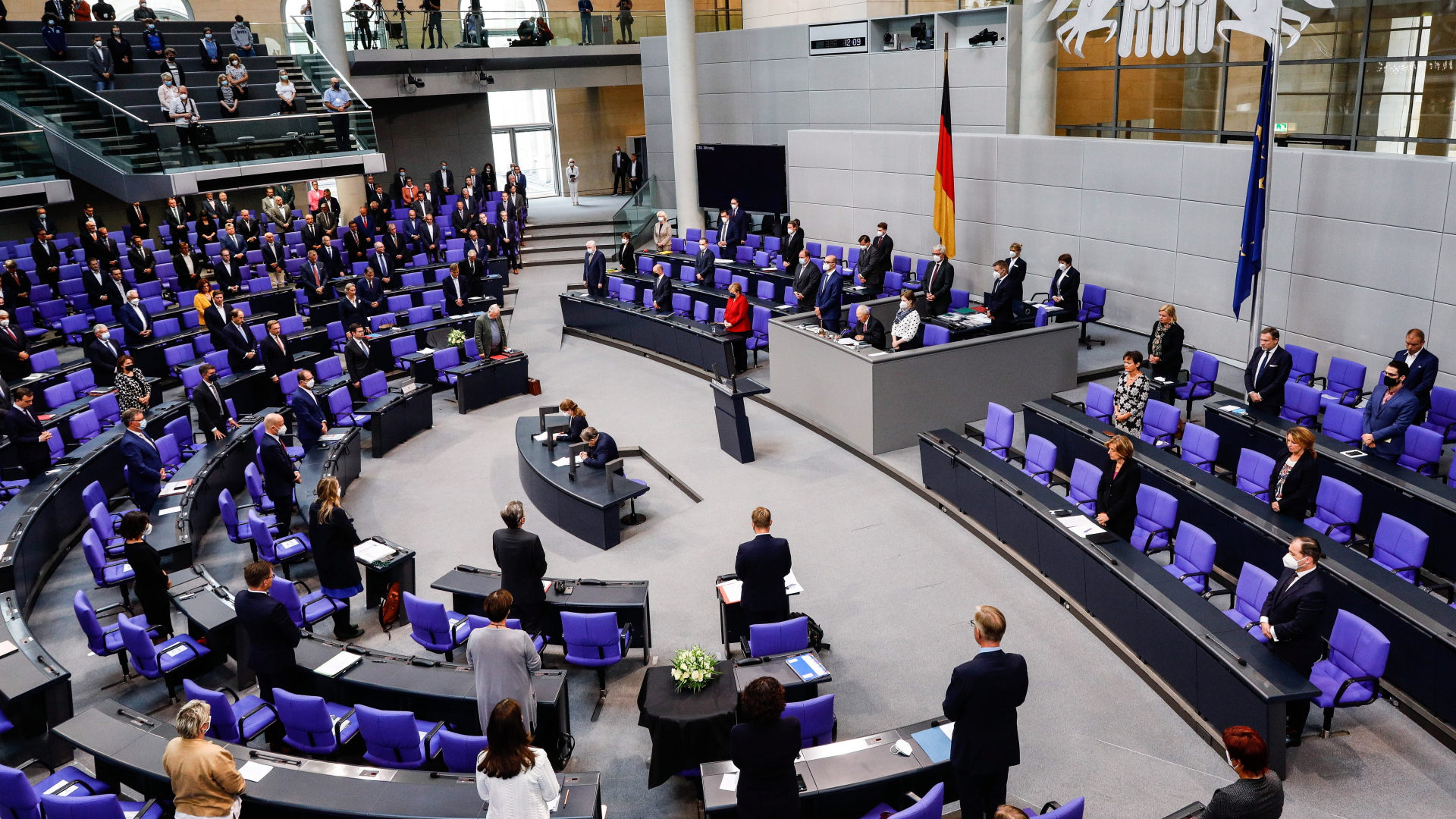  Der Bundestag hat am Mittwoch mit einer Schweigeminute der Opfer der Hochwasserkatastrophe in Nordrhein-Westfalen und Rheinland-Pfalz gedacht. | EPA