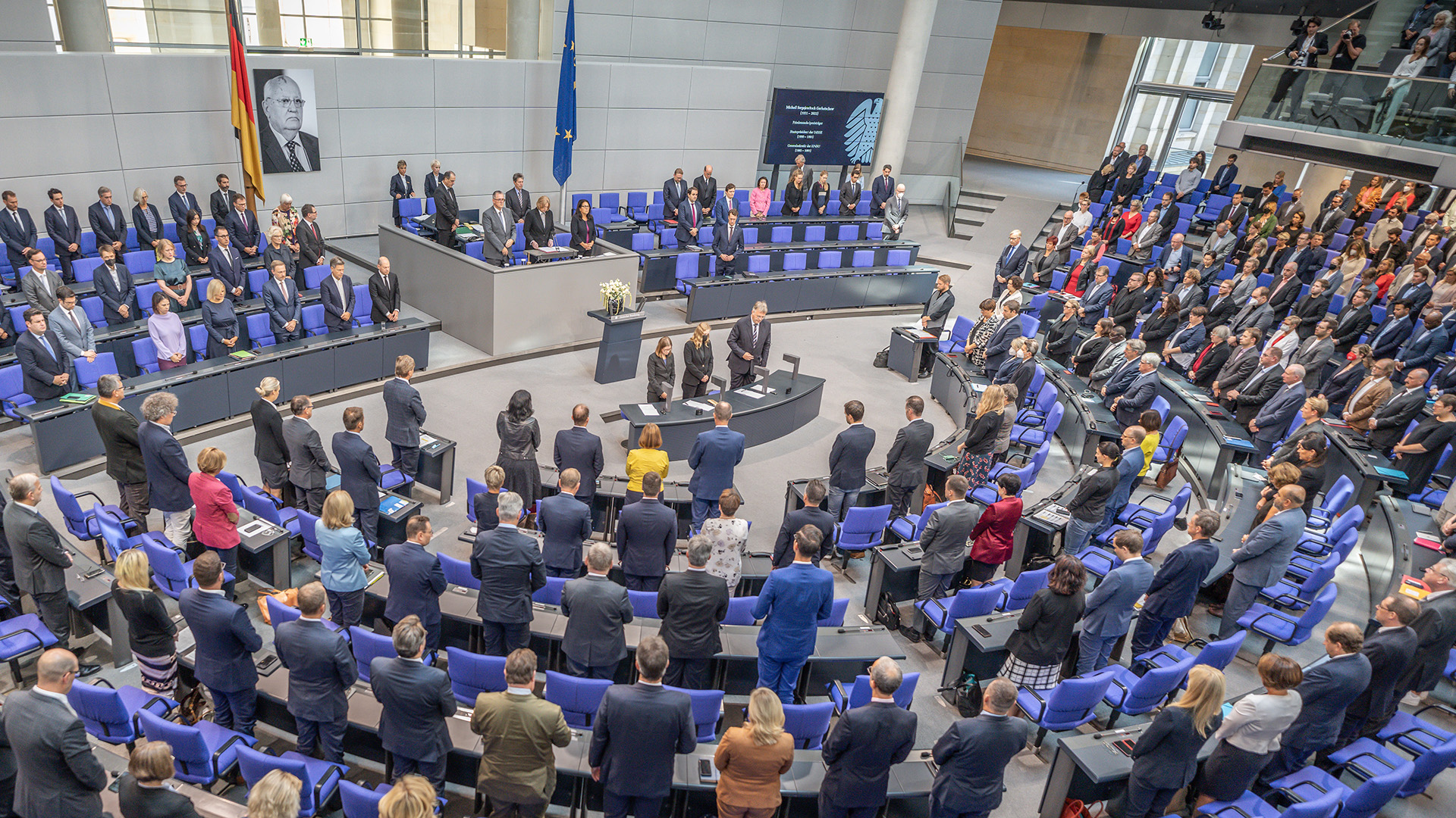 Im Bundestag stehen die Abgeordneten und Gedenken Miachail | dpa
