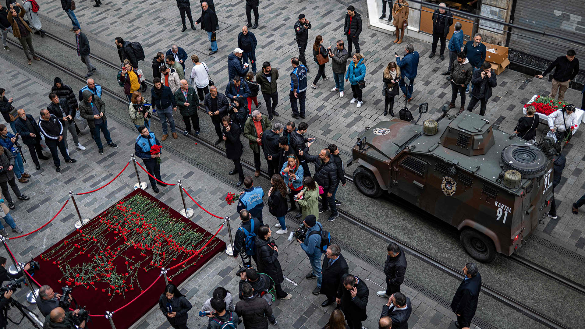 Menschen gedenken der Opfer einer Explosion auf einer belebten Einkaufsstraße in Istanbul. | AFP