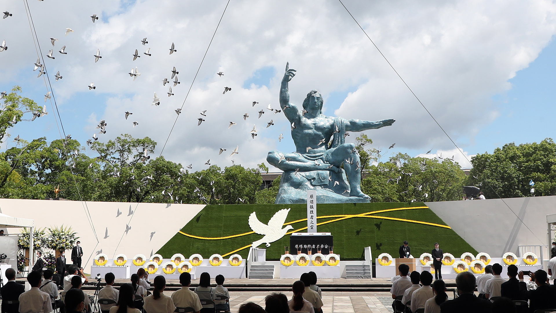 Anlässlich der Gedenkfeier zum 76. Jahrestag des Atombombenabwurfs in Nagasaki werden Tauben fliegen gelassen. | EPA